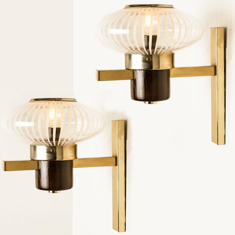 Aa pair of stunning 1950s Italian Stilnovo wall lights. The striped glass shades gives the glass a frivolous appearance.

The body of the wall light is made of solid brass and wood.

Both wall lights are in excellent condition. The metal and