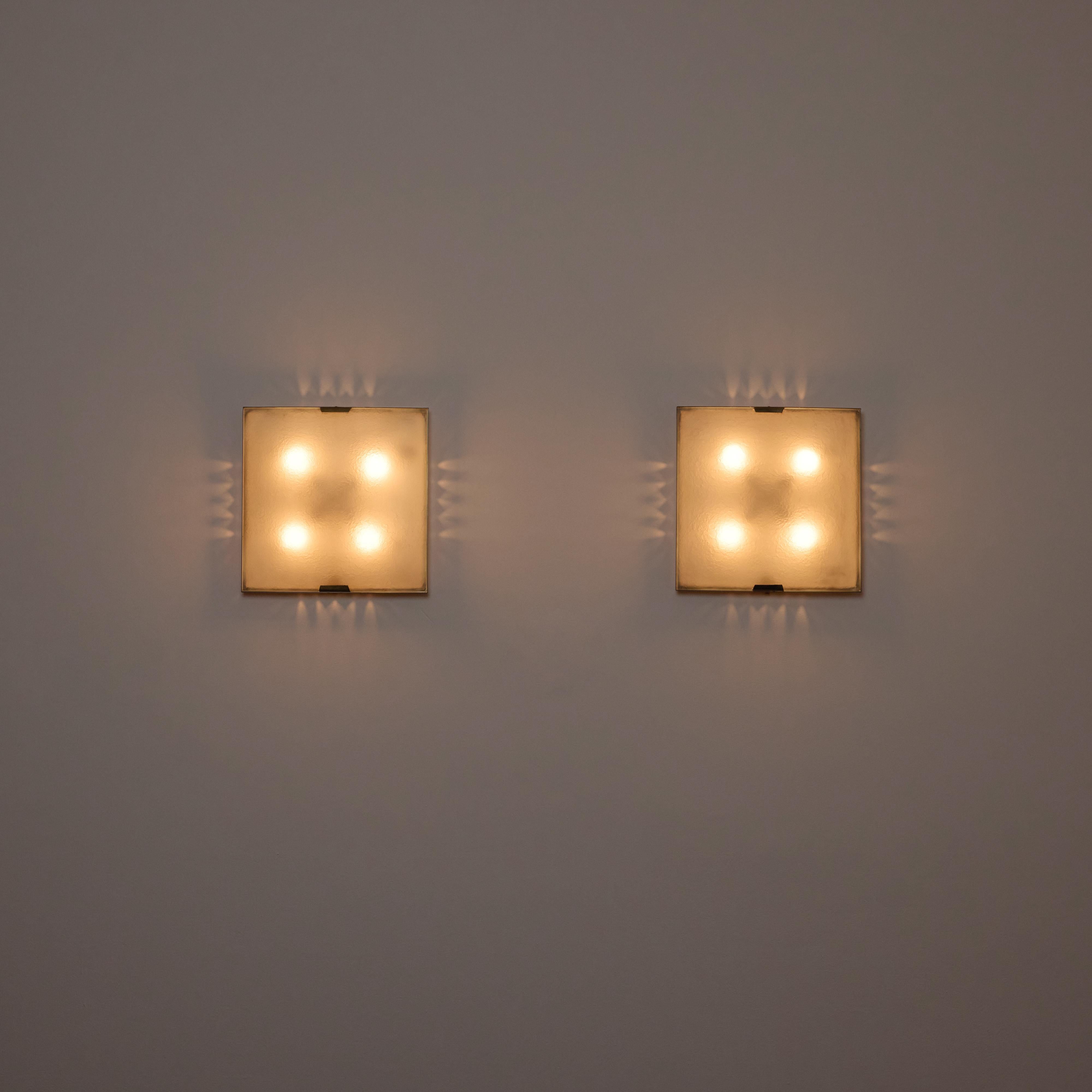 Stilnovo Wand- oder Deckenleuchten (IT, ca. 1960er Jahre)

Strukturierter, abgerundeter Glasdiffusor mit einem knochenfarbig emaillierten Gehäuse. Details aus Messing. Die Leuchten haben vier e14-Fassungen, die für die USA angepasst sind. Wir