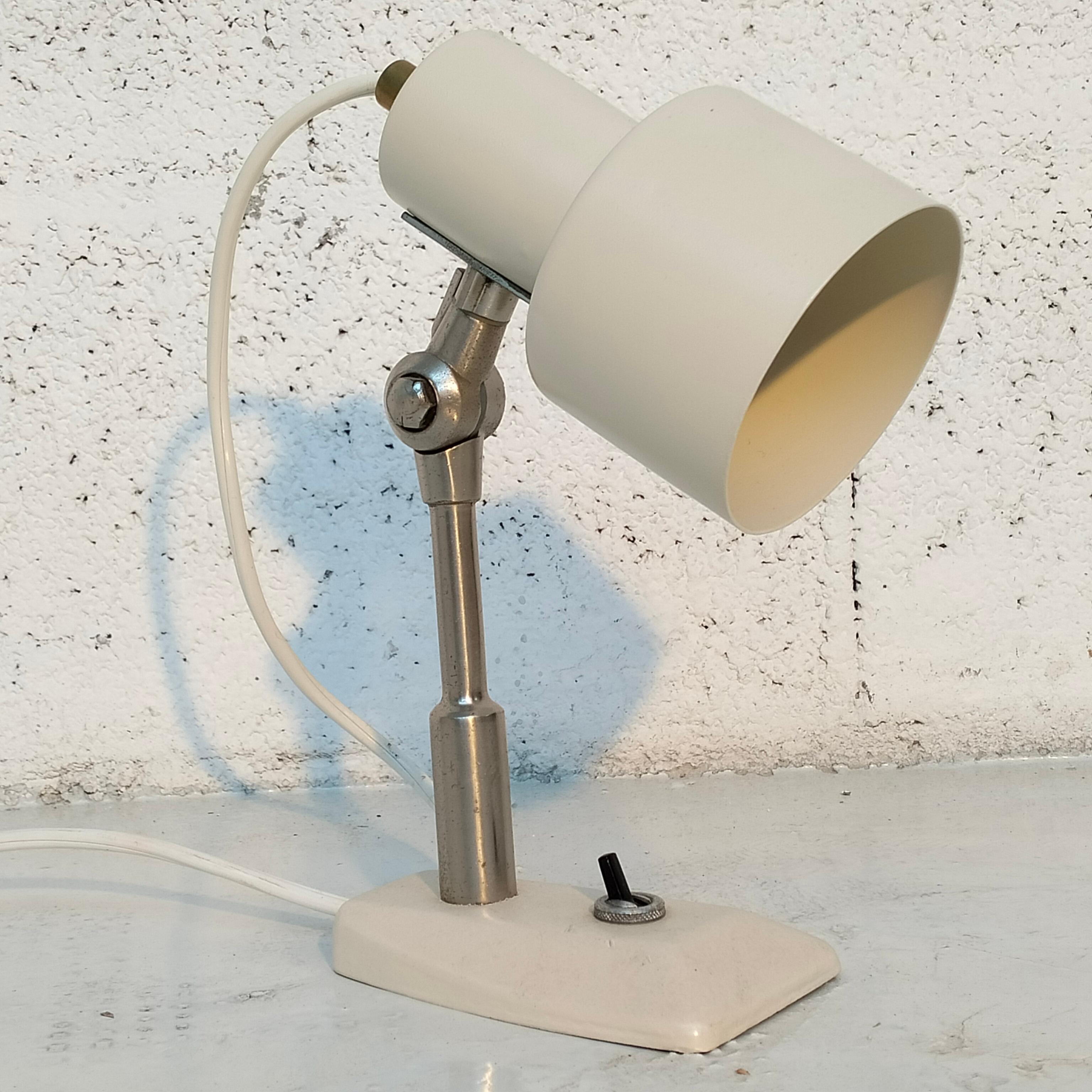 Superb and very rare wall or table adjustable lamp. Clean and current design. Well preserved, it expresses refinement and good taste. Ideal for a reading corner or to illuminate a desk both at home and in a professional environment. A touch of