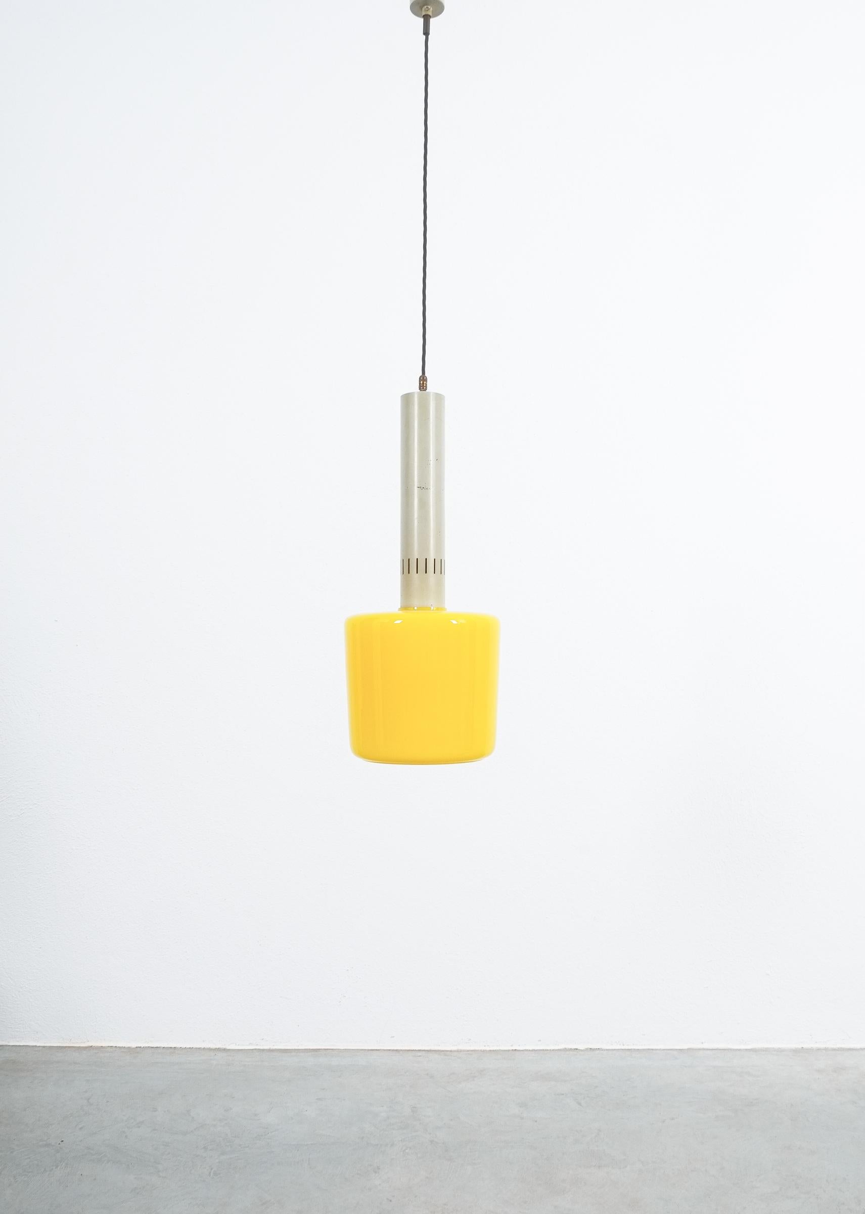 Stilnovo yellow glass pendant lamp glass, circa 1950

Beautiful Italian pendant light with a yellow glass shade and grey lacquered aluminum hardware. It's in good original condition with no chips to the glass shade, some wear to the original