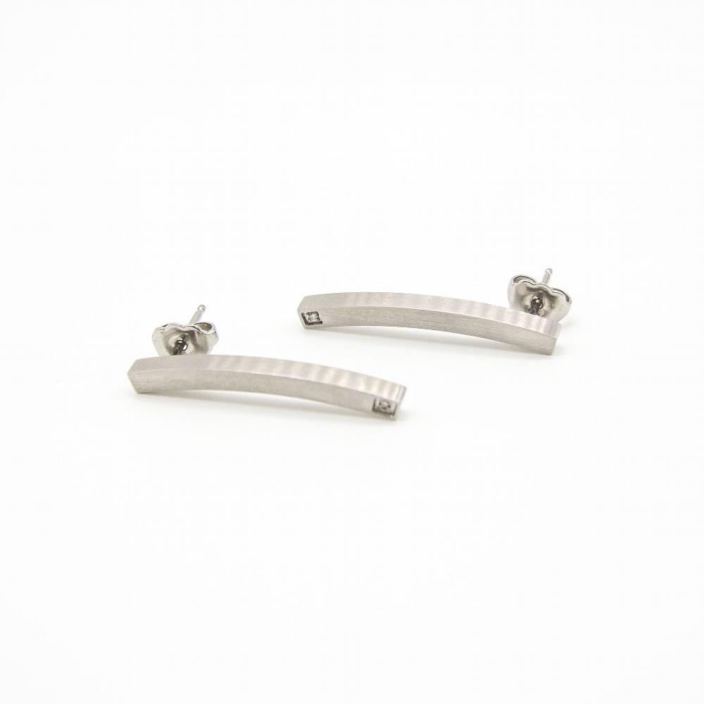 Orecchini da donna in acciaio inossidabile e diamanti : 2 diamanti taglio brillante : Acciaio inossidabile 316L : 2,94 grammi.  Misure: Lunghezza 2,6cm Larghezza 2mm  Articolo nuovo di zecca  Rif.:D364016SO