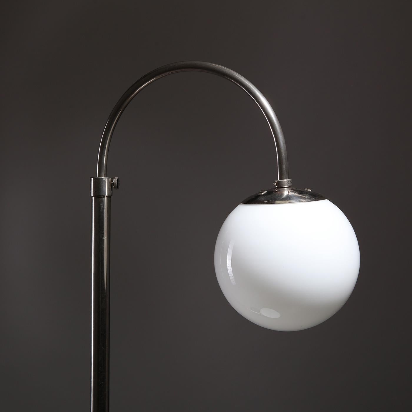 Lámpara de pie Stilton Bauhaus en cromo y cristal opalino, años 30 Checo en venta