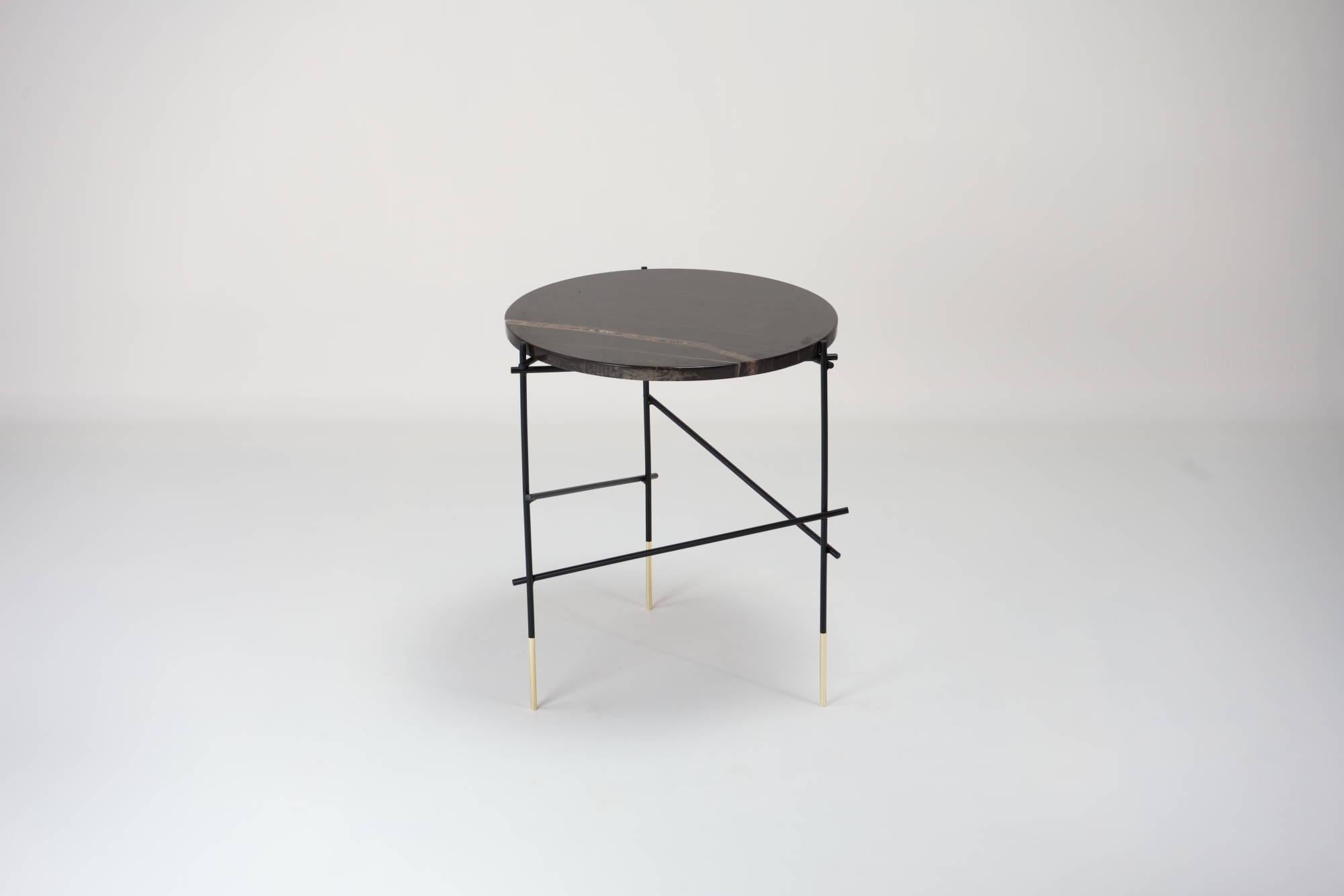 Moderne StiltS, table d'appoint Sahara Noir et feuille d'or en vente