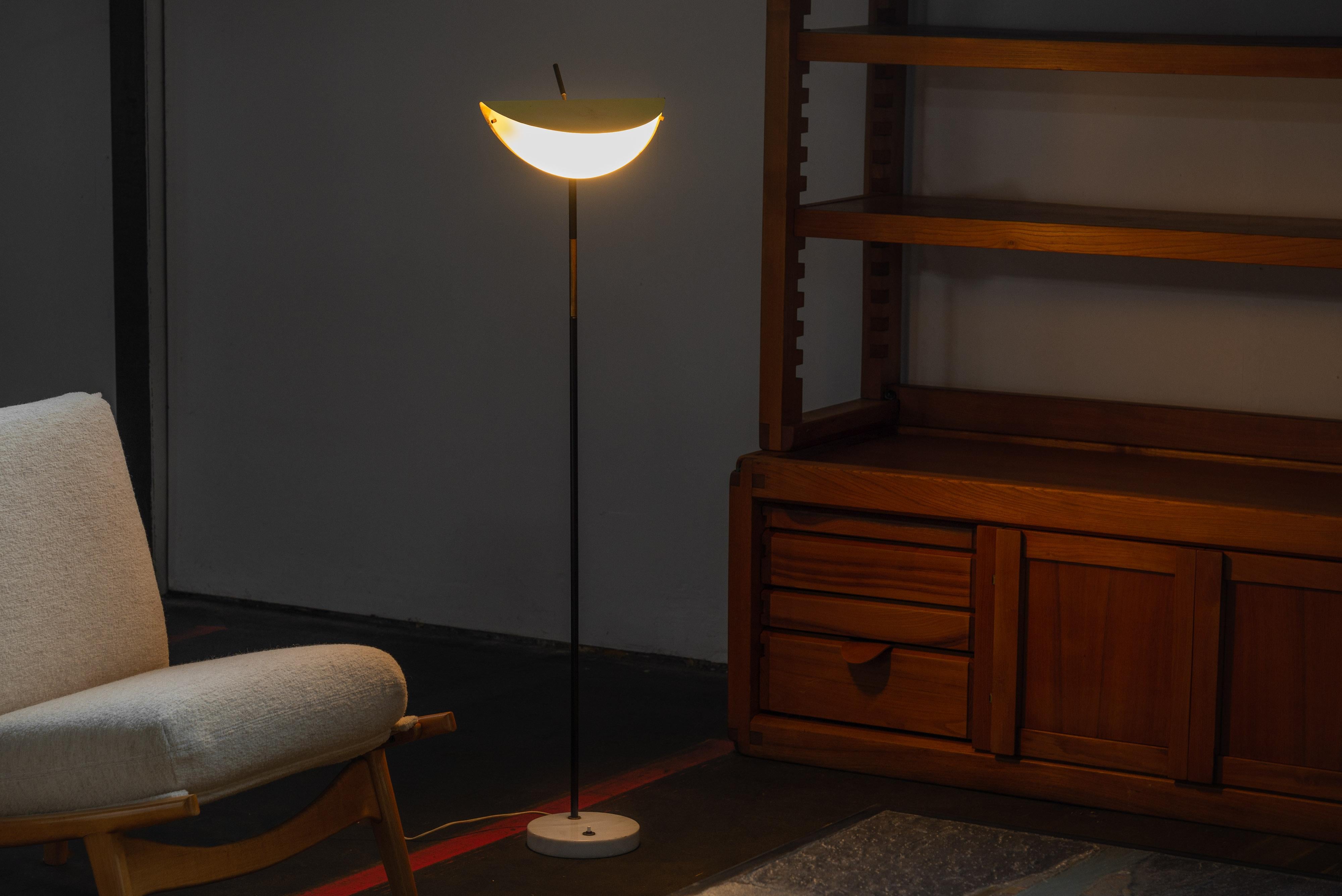 Questa piccola lampada da lettura regolabile, progettata e prodotta da Stilux in Italia negli anni '60, è un superbo esempio di design moderno di metà secolo. La lampada presenta una base rotonda in marmo di Carrara, che non solo fornisce peso e