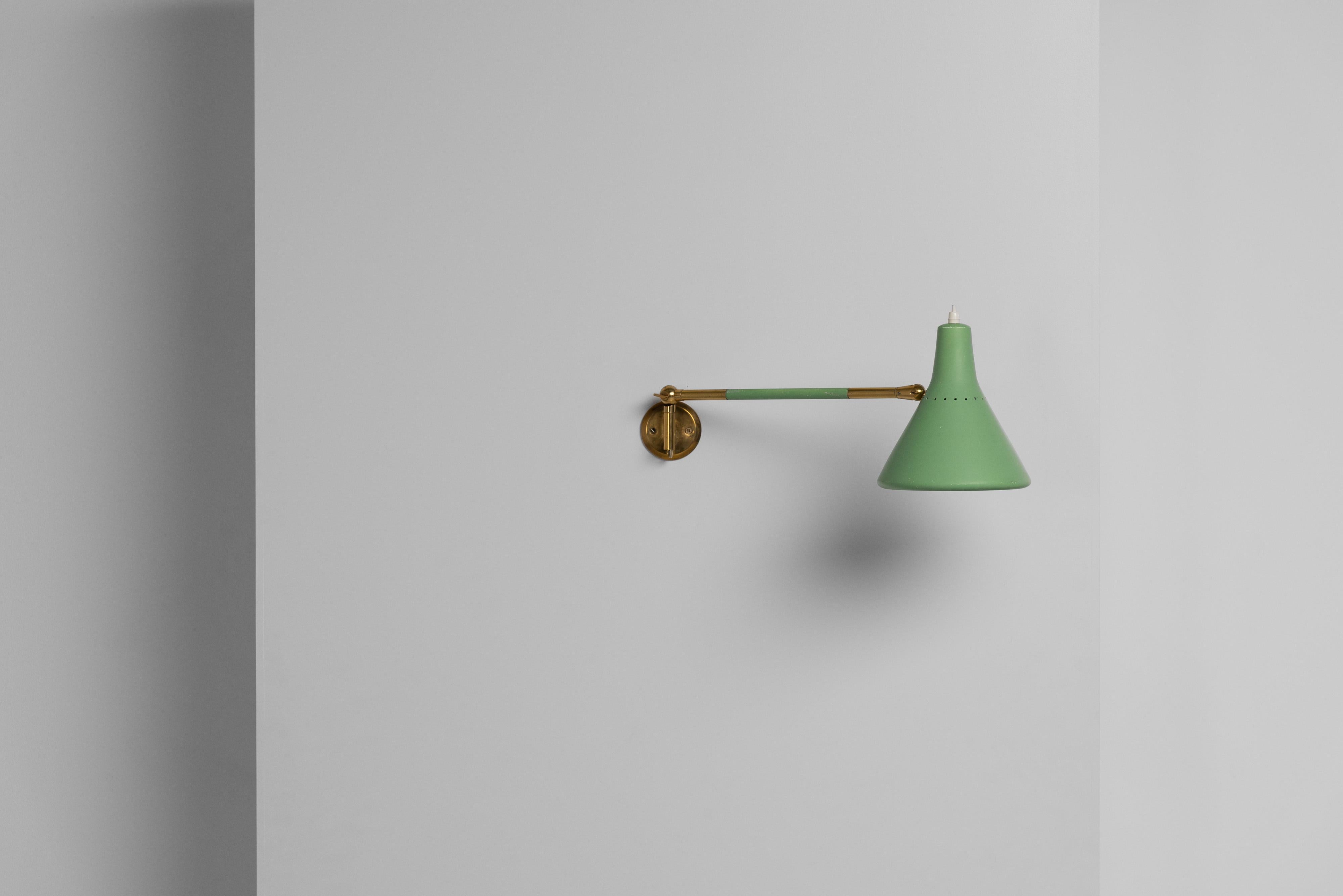 Beautiful Stilux adjustable wall lamp in brass manufactured in Italy in 1960. Characterised by its quintessential Italian design, Stilux stood as a notable competitor to renowned brands like Stilnovo and Arredoluce, pillars of the premium lighting