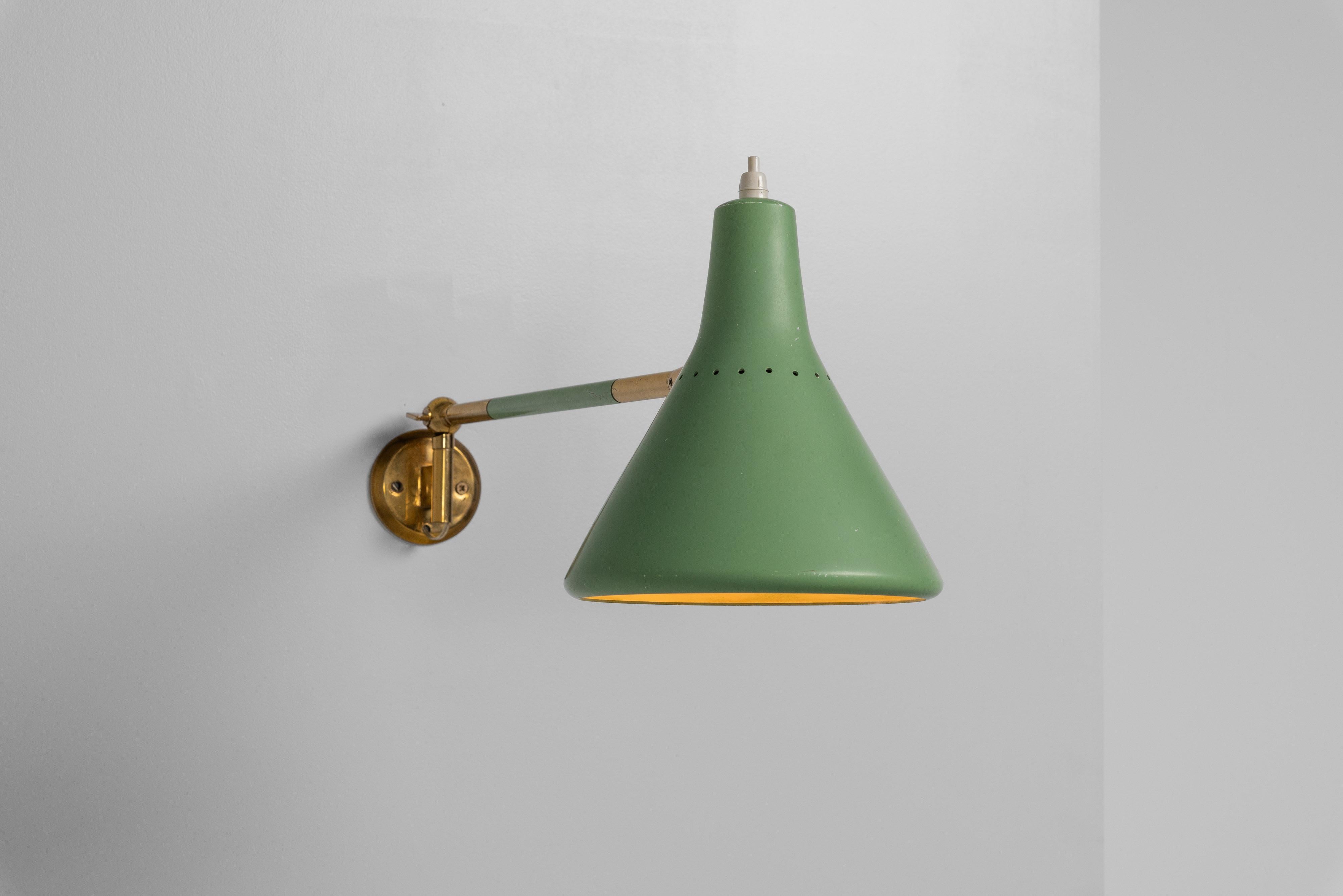 Stilux adjustable wall lamp in brass Italy 1960 In Good Condition For Sale In Roosendaal, Noord Brabant