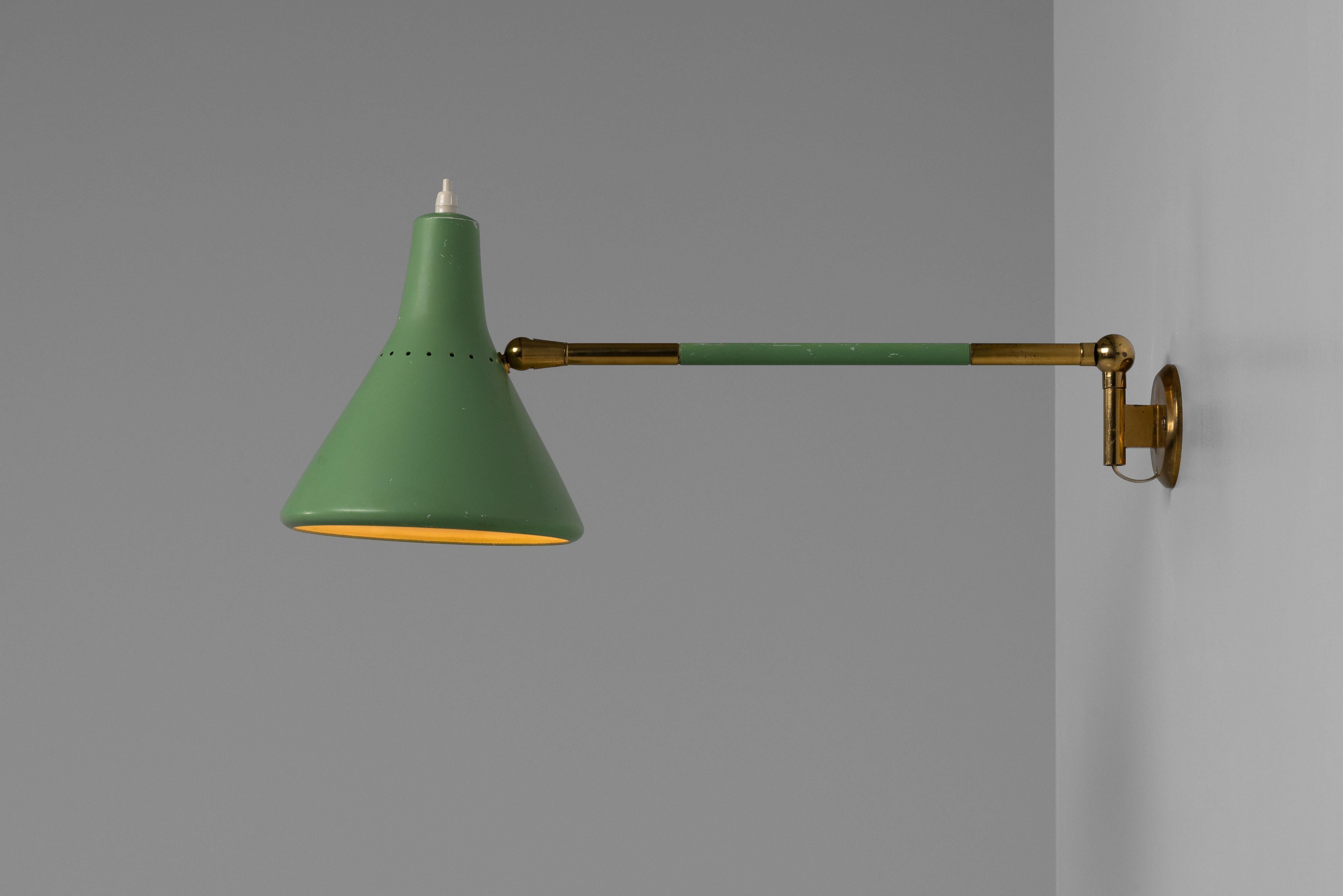 Mid-20th Century Stilux adjustable wall lamp in brass Italy 1960 For Sale