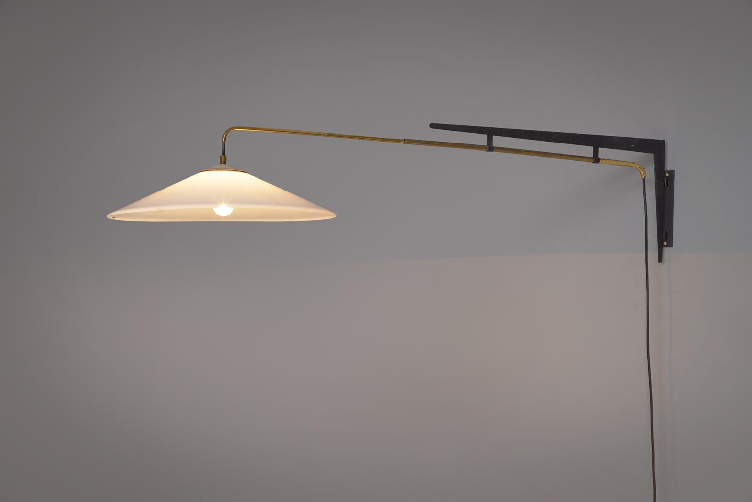 Stilux, applique murale, laiton, métal et verre opalin, Italie, années 1960.

Applique très élégante conçue par Stilux avec une mécanique réglable inventive. La lampe est fixée au mur par un cadre métallique, qui contient un tube en laiton. C'est