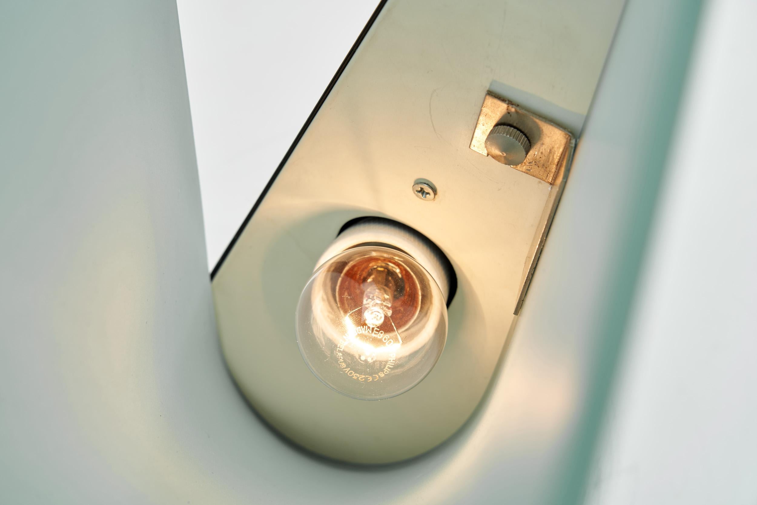 Lampe de table asymétrique Stilux avec base en métal, Italie 1970 en vente 6