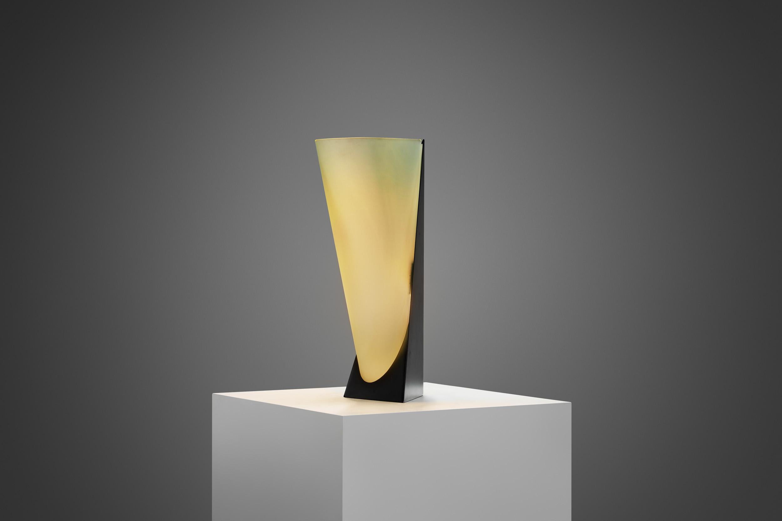 Les designers et fabricants italiens ont été de véritables pionniers de l'éclairage du milieu du siècle, créant des formes inédites. Ce modèle unique a été fabriqué par Stilux Milano, une entreprise italienne d'éclairage fondée à Milan en 1946. Les