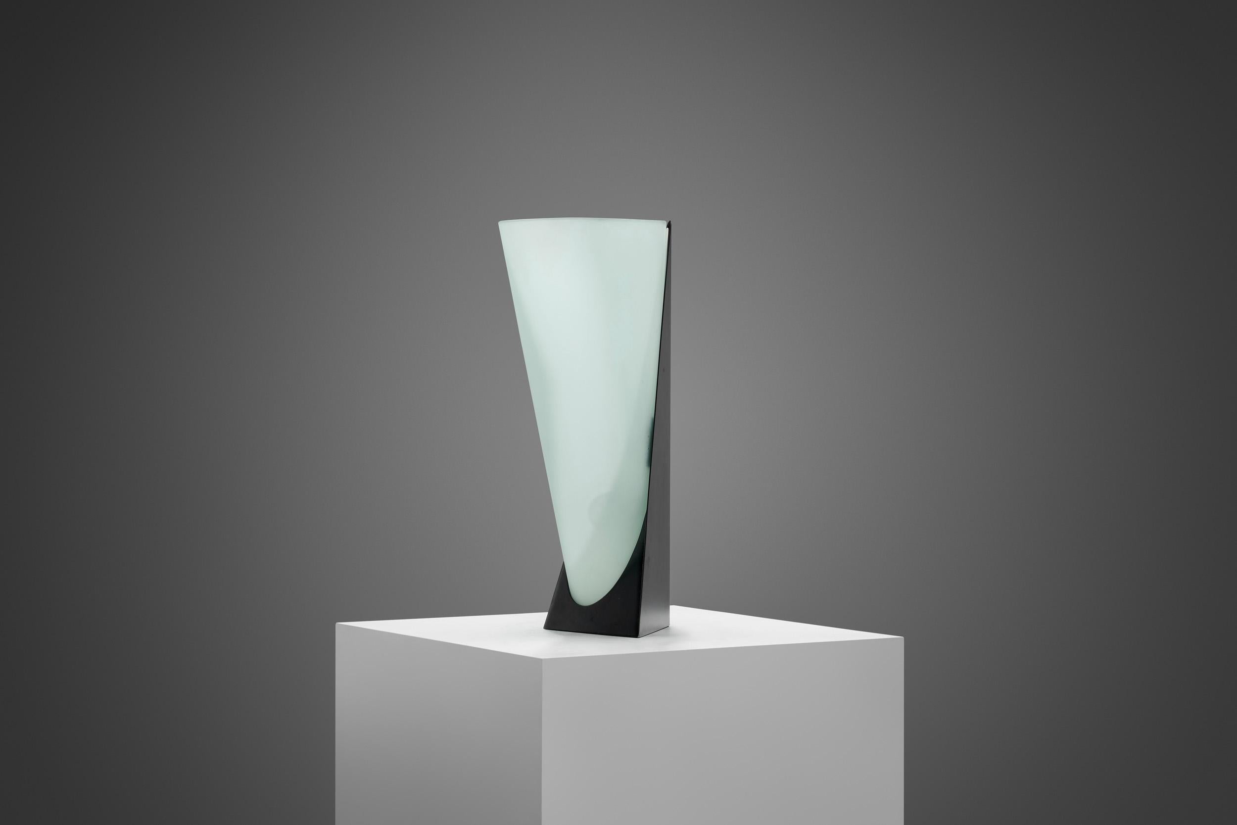 Mid-Century Modern Lampe de table asymétrique Stilux avec base en métal, Italie 1970 en vente