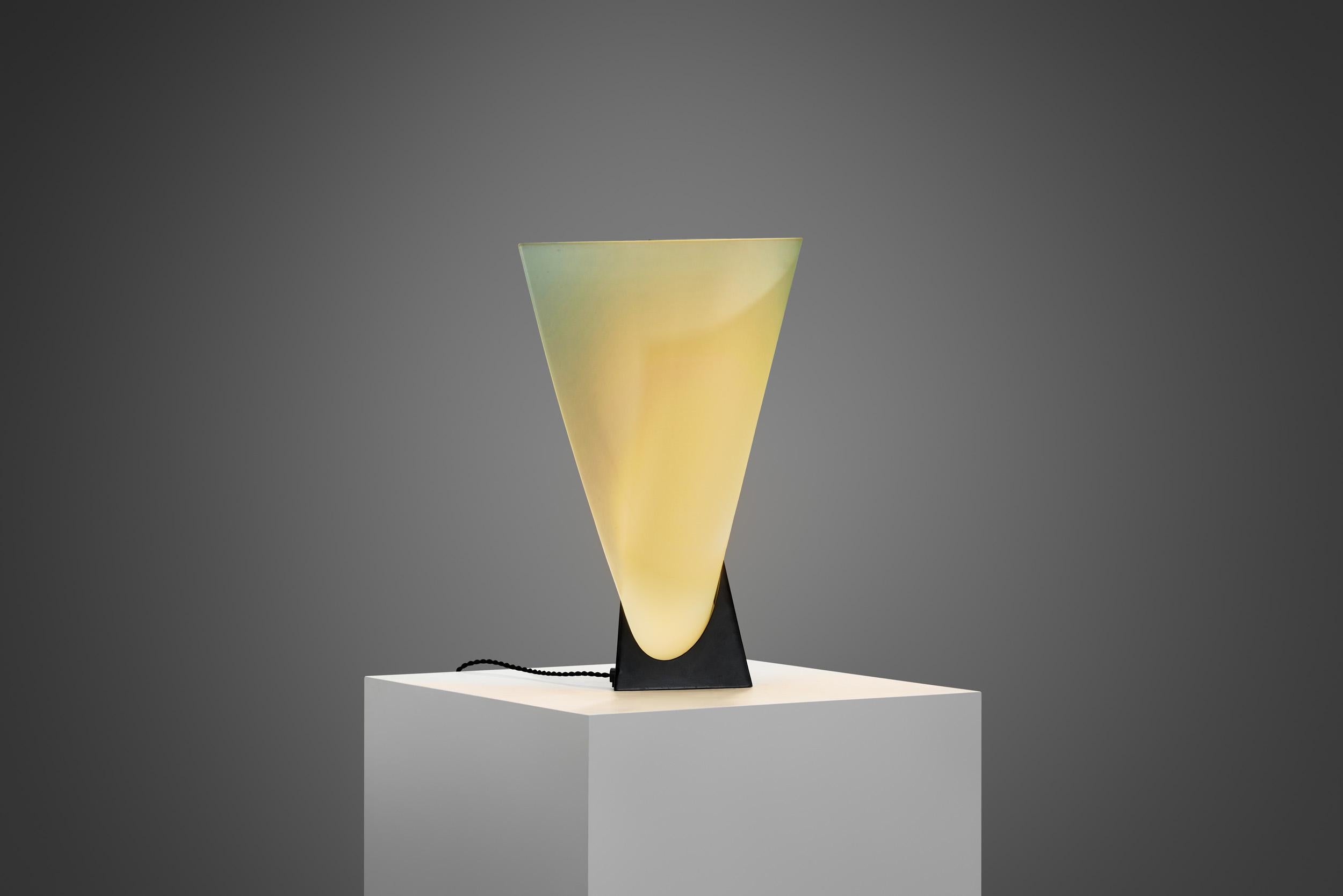 italien Lampe de table asymétrique Stilux avec base en métal, Italie 1970 en vente