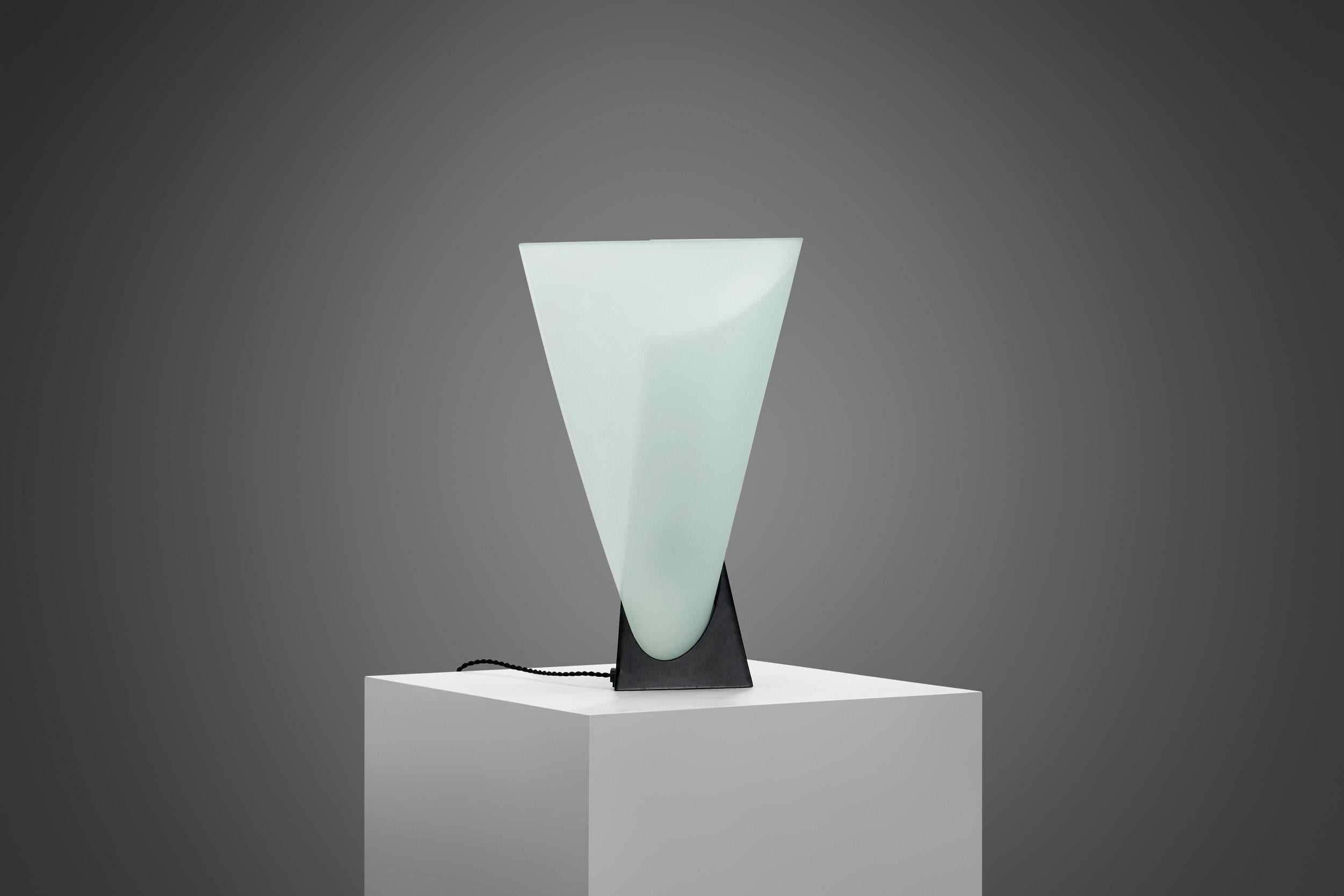 Lampe de table asymétrique Stilux avec base en métal, Italie 1970 Bon état - En vente à Utrecht, NL