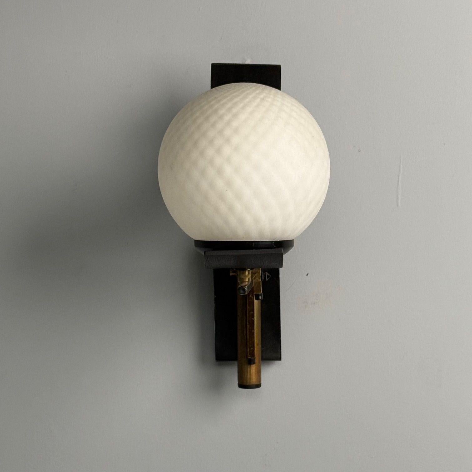 Mid-Century Modern Stilux Attr., applique murale Dome, modernité italienne du milieu du siècle, laiton, fer, verre en vente