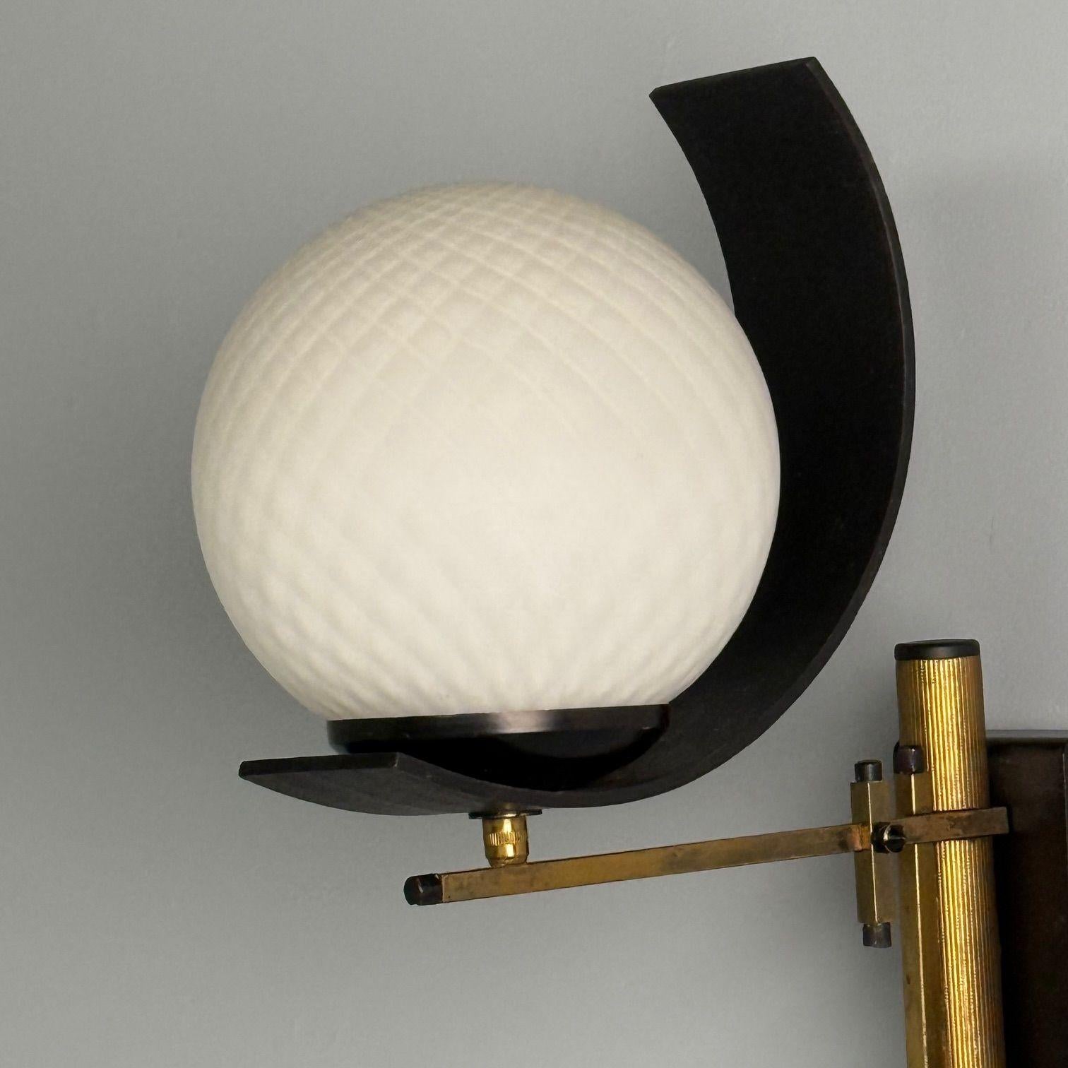 Stilux Attr., applique murale Dome, modernité italienne du milieu du siècle, laiton, fer, verre Bon état - En vente à Manhasset, NY
