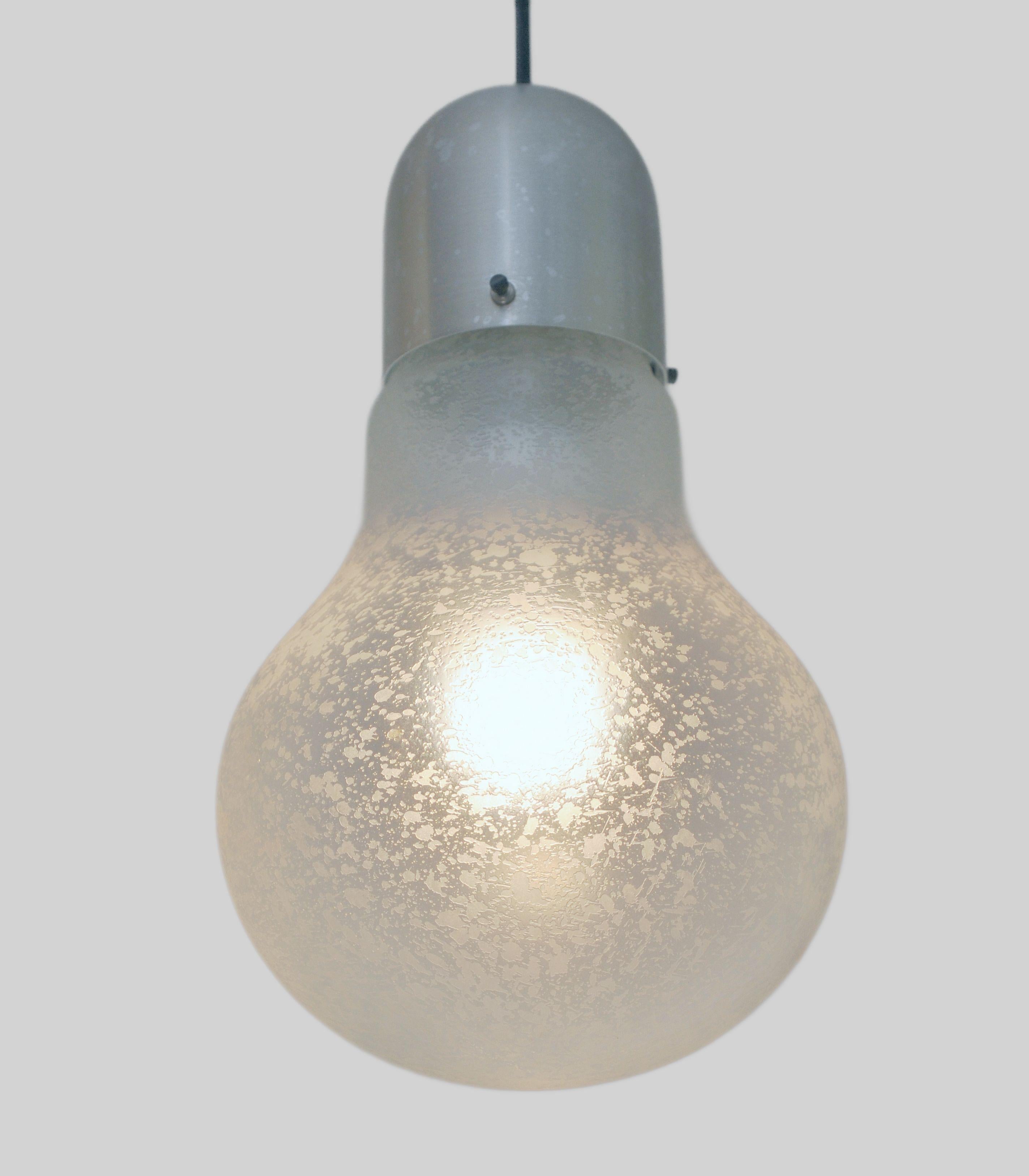 Rare bulb shaped pendant lamp. In very good vintage condtion.