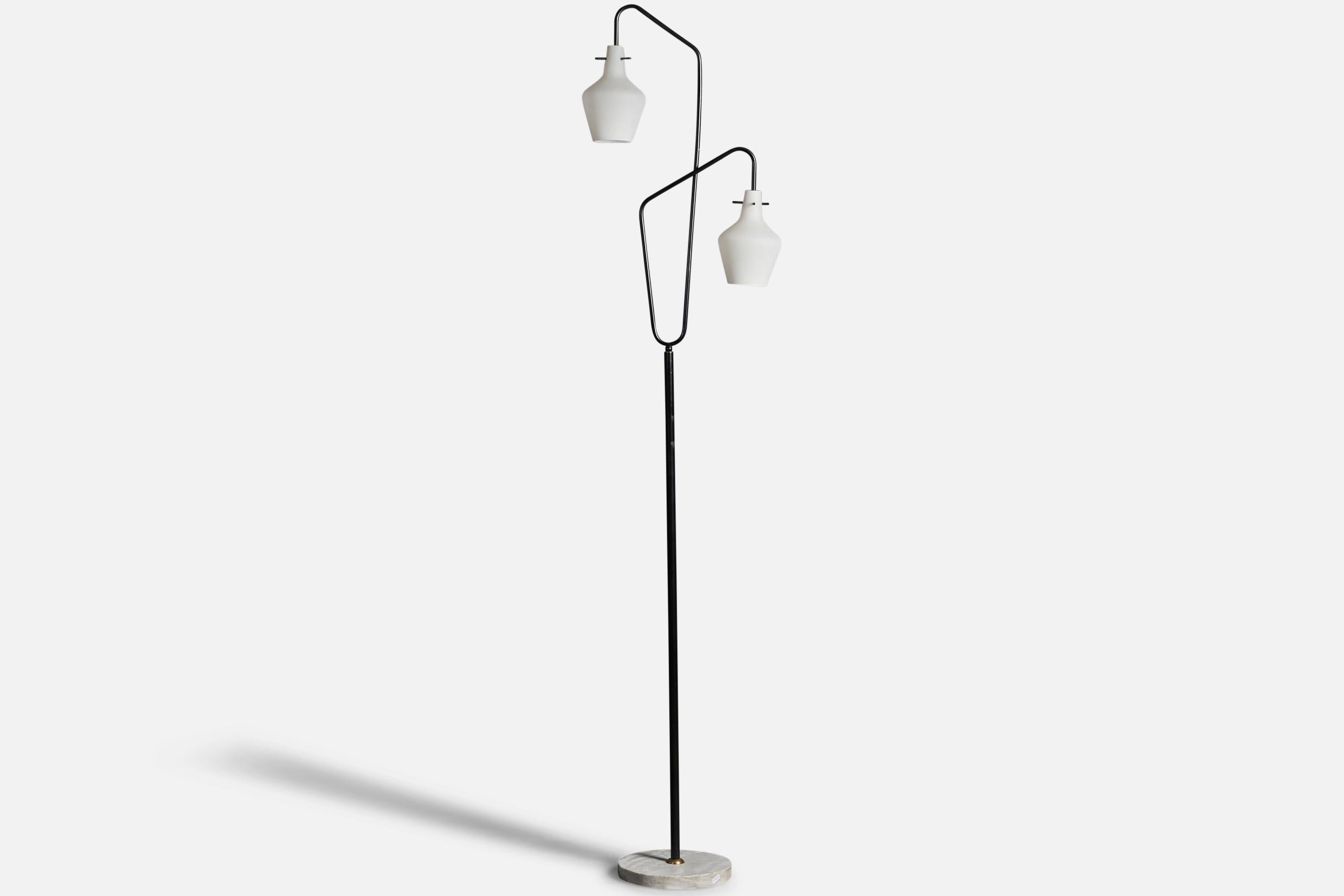 Une pièce à deux bras en laiton, métal laqué noir, marbre et verre, conçue et produite par Stilux, Italie, années 1950.

Dimensions totales : 71,75