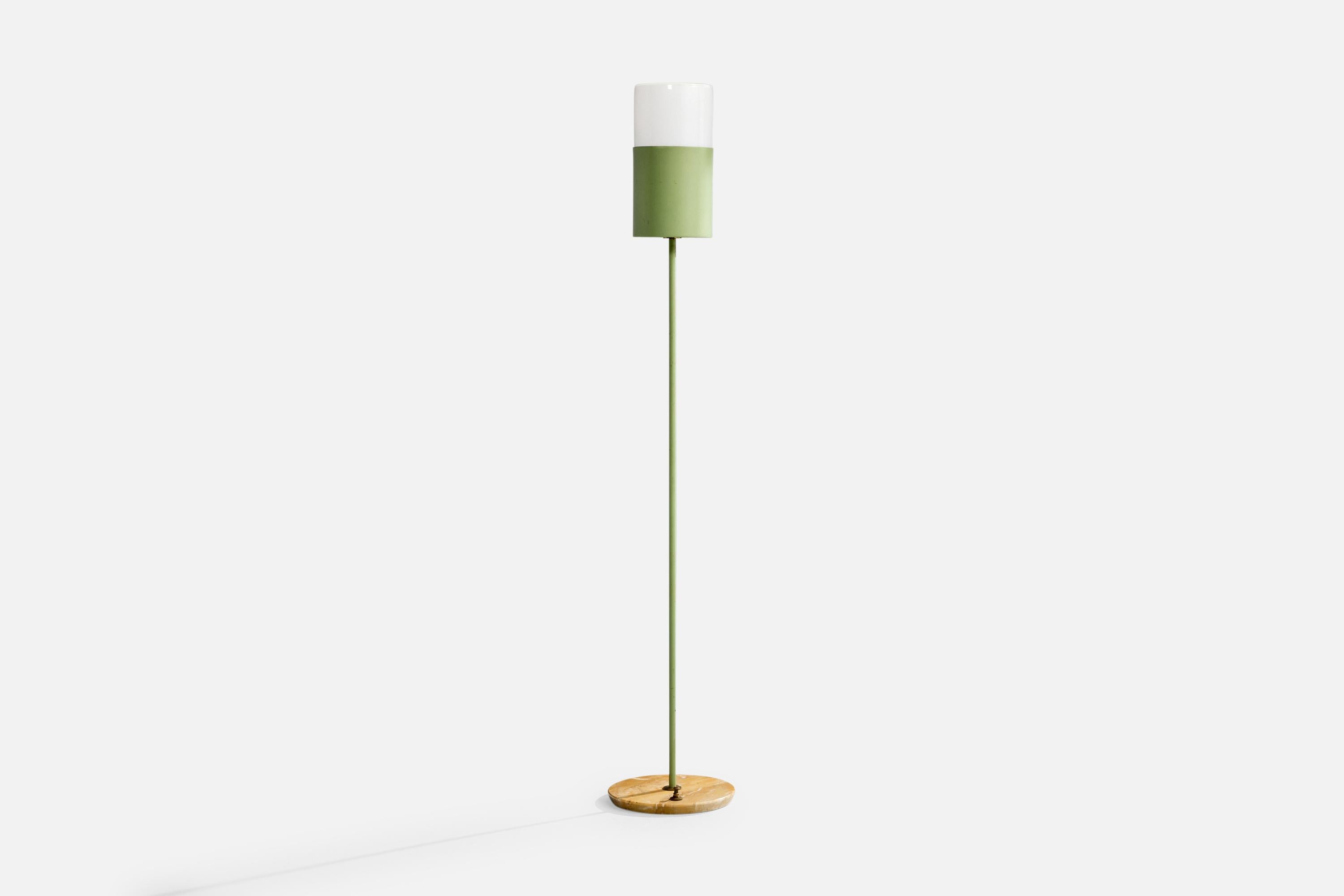 Lámpara de pie de metal lacado en verde, latón, mármol y plexiglás blanco, fabricada por Stilux Milano, Italia, c. 1950.

Dimensiones de la lámpara con pantalla (pulgadas): 53,5 