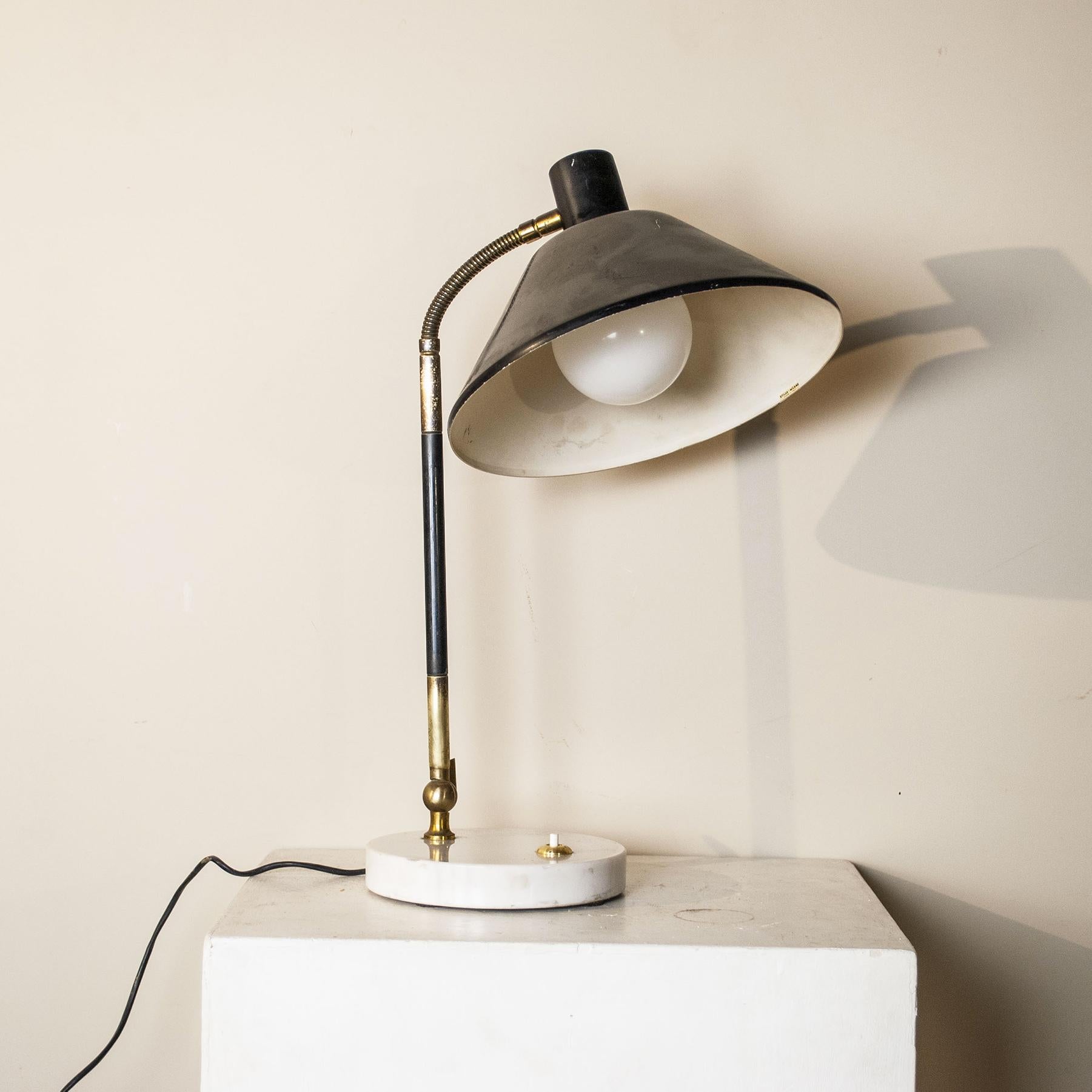 Table lamp with circular marble base, illuminating part in metal, adjustable arm in lacquered metal and brass with brass joints, produced in the late 1950s by Stilux.

Measures: Height 50, variable. Base diameter 18, diffuser diameter 27, maximum