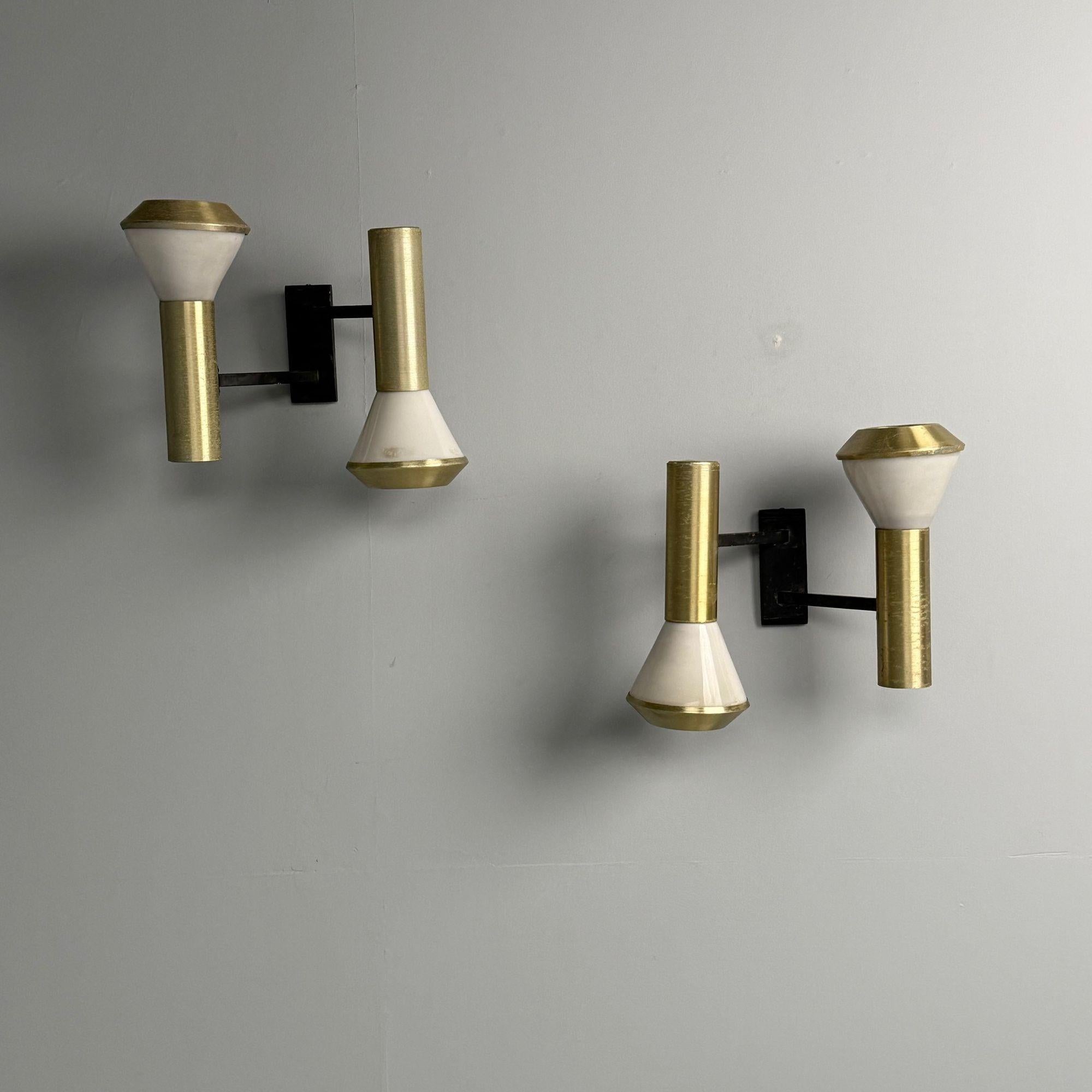 Stilux, Italian Mid-Century Modern, Wall Sconces or Wall Lights, Brass, Aluminum, Italy, 1960s

This elegant pair of modernist wall lights, designed and produced by Stilux in the second half of the 20th century, exemplifies the refined simplicity of