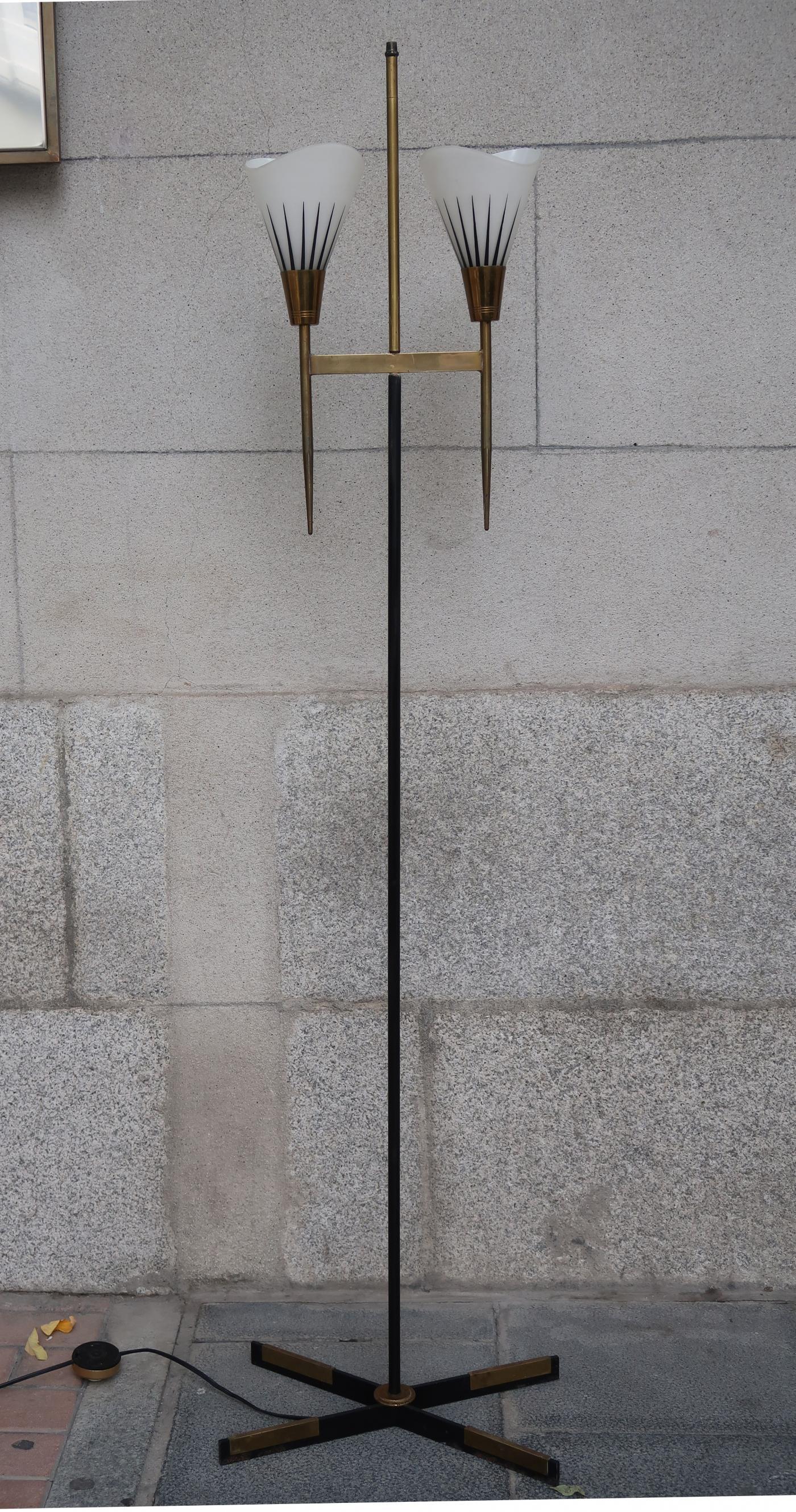 Stilux, Metal, Brass & Decorated Opaline Glass Midcentury Floor Lamp, Italy, 1960 In Good Condition For Sale In Madrid, ES