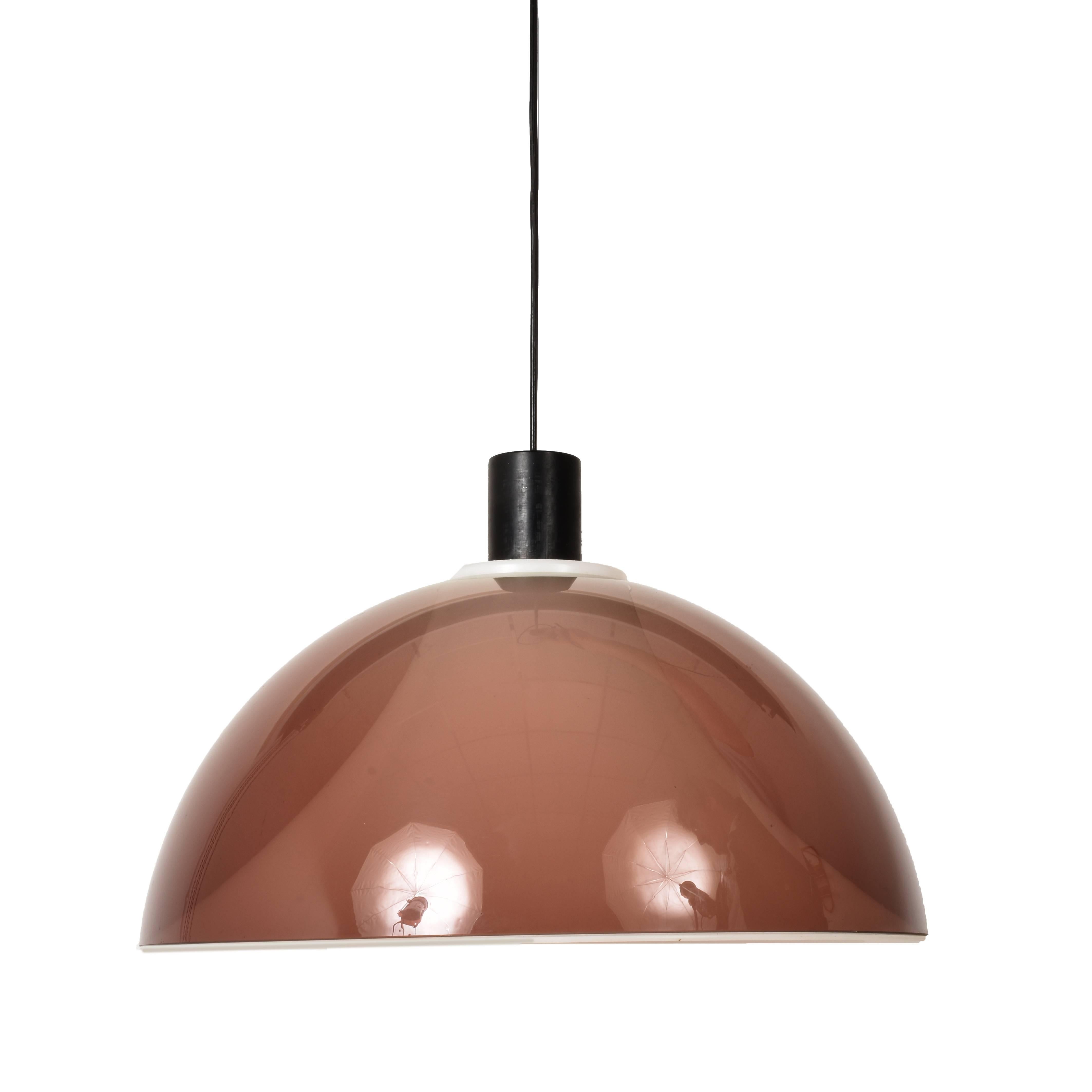 Wonderful brown and white plexiglass pendant chandelier, produced by Stilux in Italy during 1960s.

This iconic piece is signed, with its original canopy and in excellent conditions.

This amazing midcentury is perfect for a living room or a