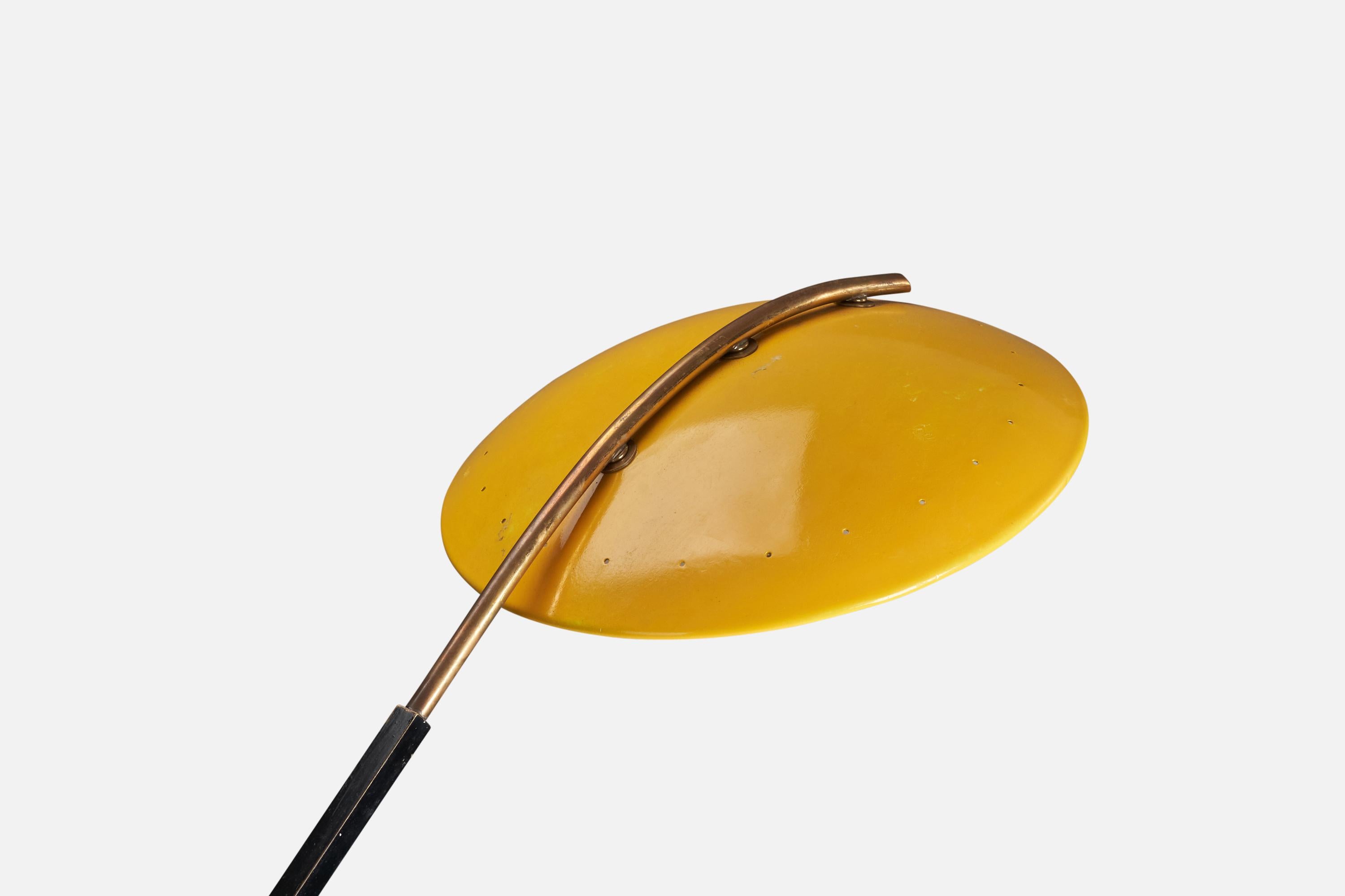 Verstellbare Stilux Milano-Stehlampe, Messing, Metall, Acryl, Italien, 1960er Jahre im Zustand „Gut“ im Angebot in High Point, NC