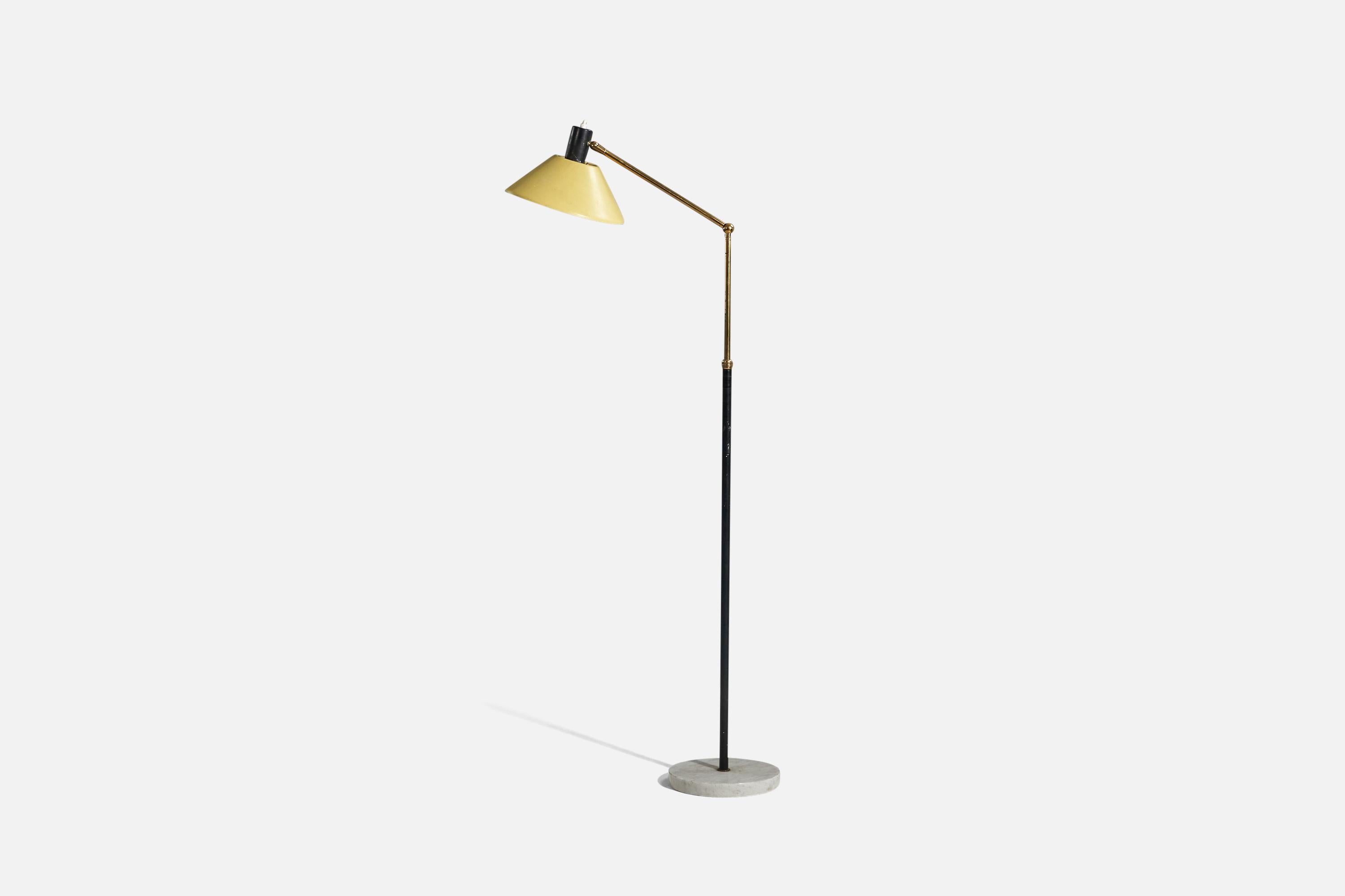 A brass, yellow and black-lacquered metal and marble floor lamp, designed and produced by Stilux Milano, Italy, 1950s.

Variable dimensions, measured as illustrated in the first image.

Socket takes standard E-26 medium base bulb.
There is no