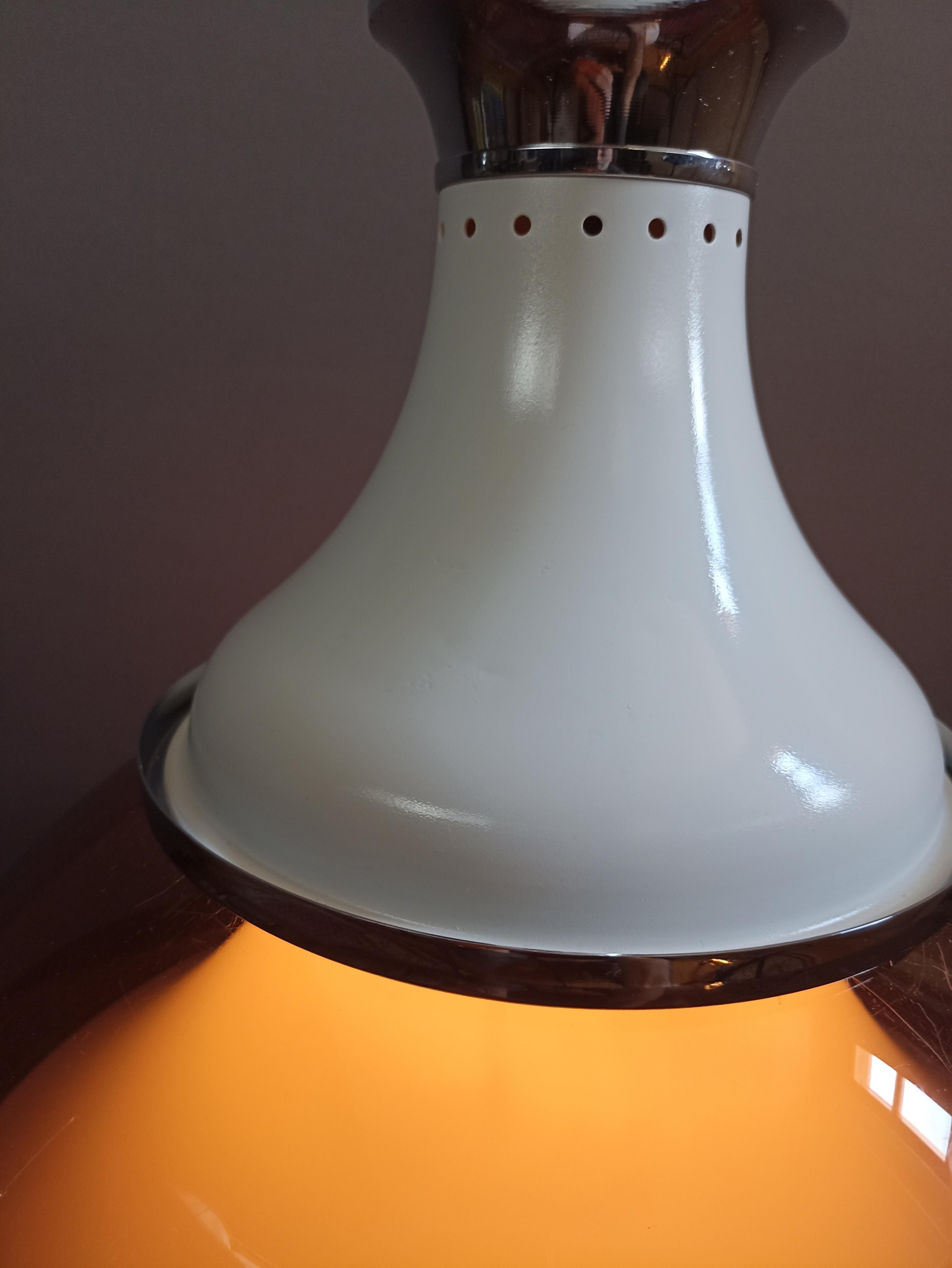 Lampe à suspension italienne en acrylique bicolore attribuée à Stilux-Milano des années 1960 en vente 3