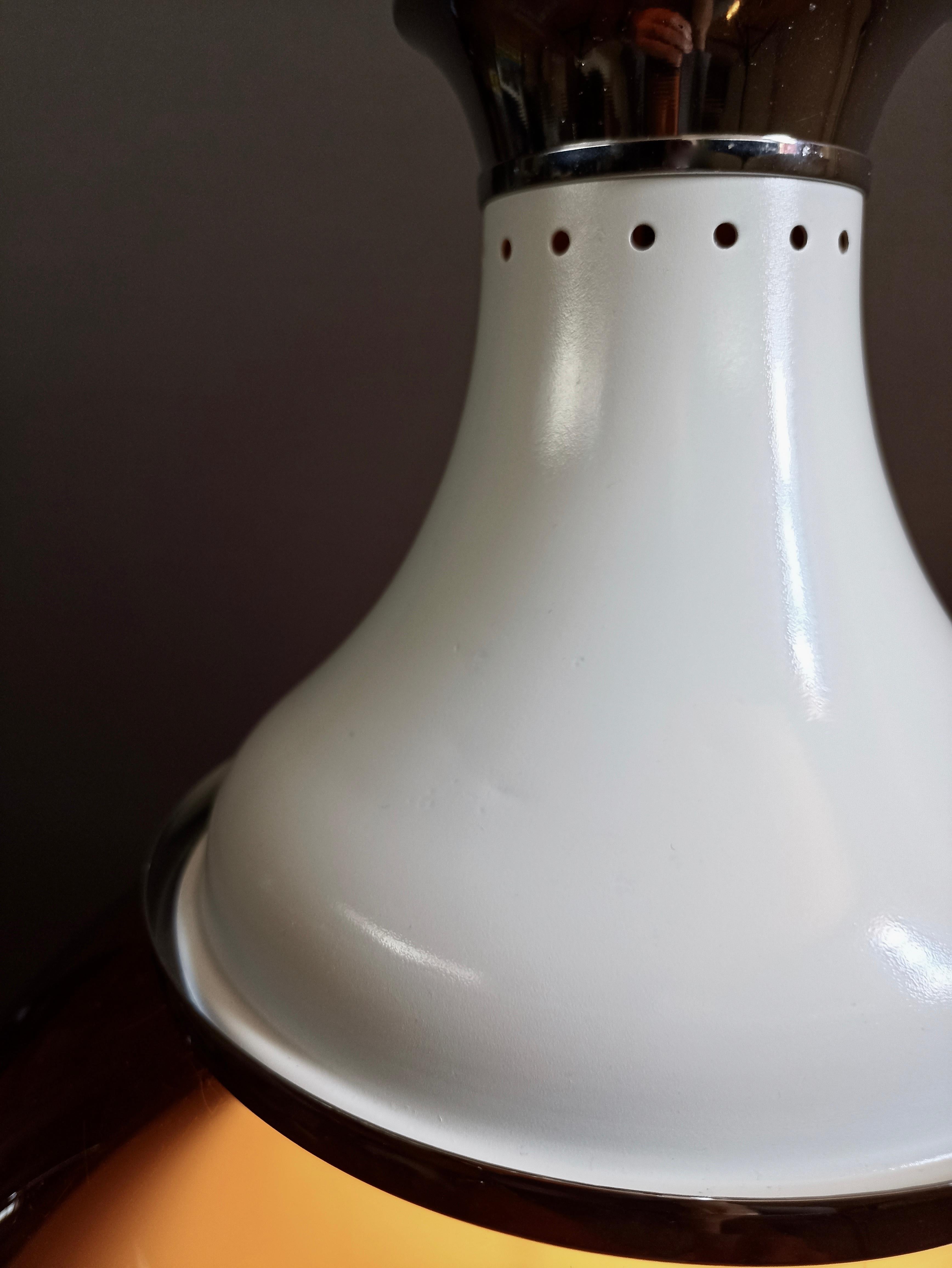 Lampe à suspension italienne en acrylique bicolore attribuée à Stilux-Milano des années 1960 en vente 4