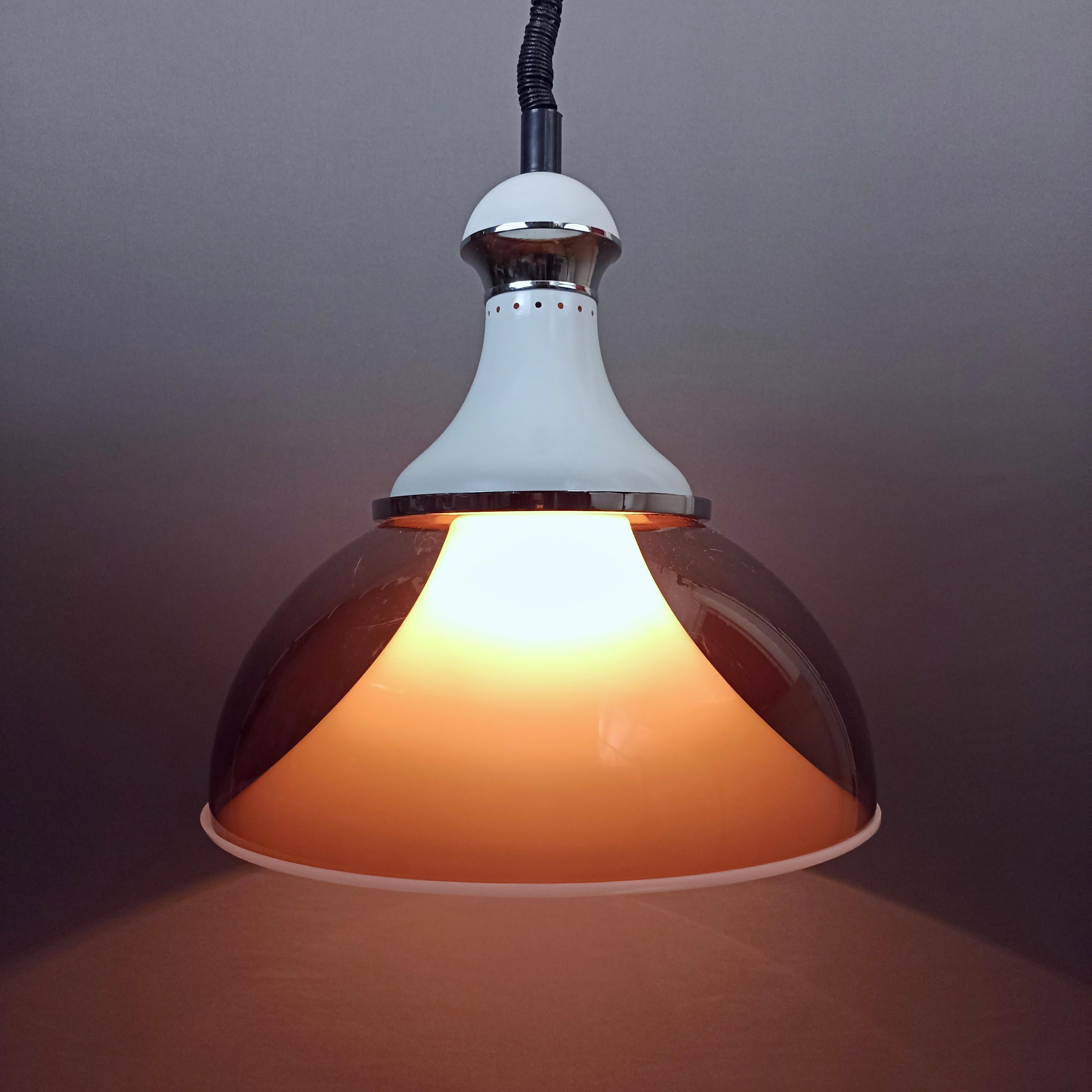 Ère spatiale Lampe à suspension italienne en acrylique bicolore attribuée à Stilux-Milano des années 1960 en vente
