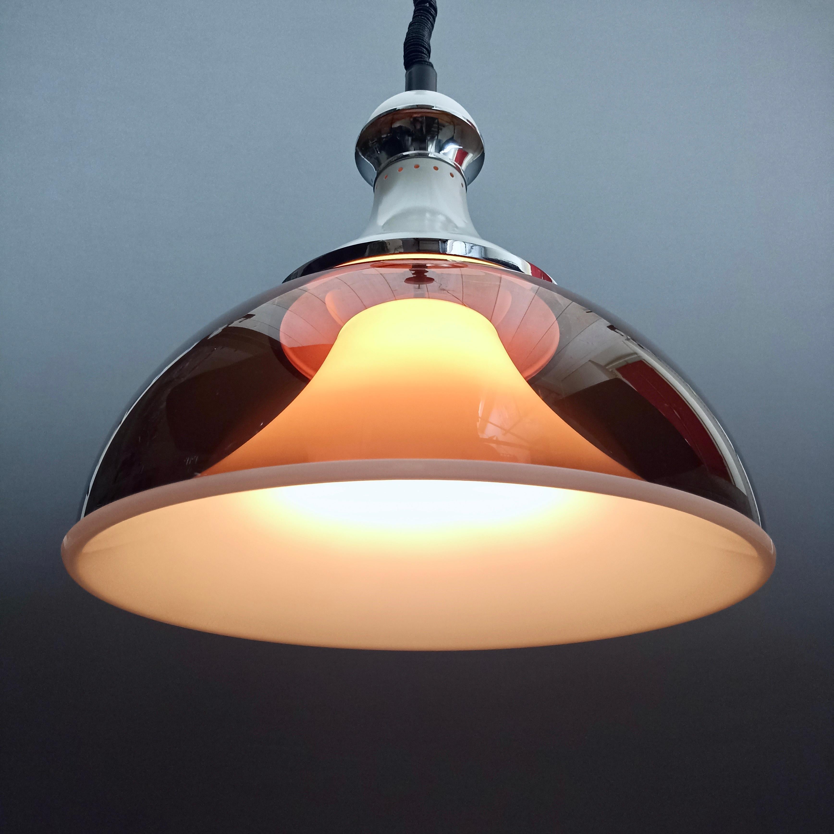 Milieu du XXe siècle Lampe à suspension italienne en acrylique bicolore attribuée à Stilux-Milano des années 1960 en vente