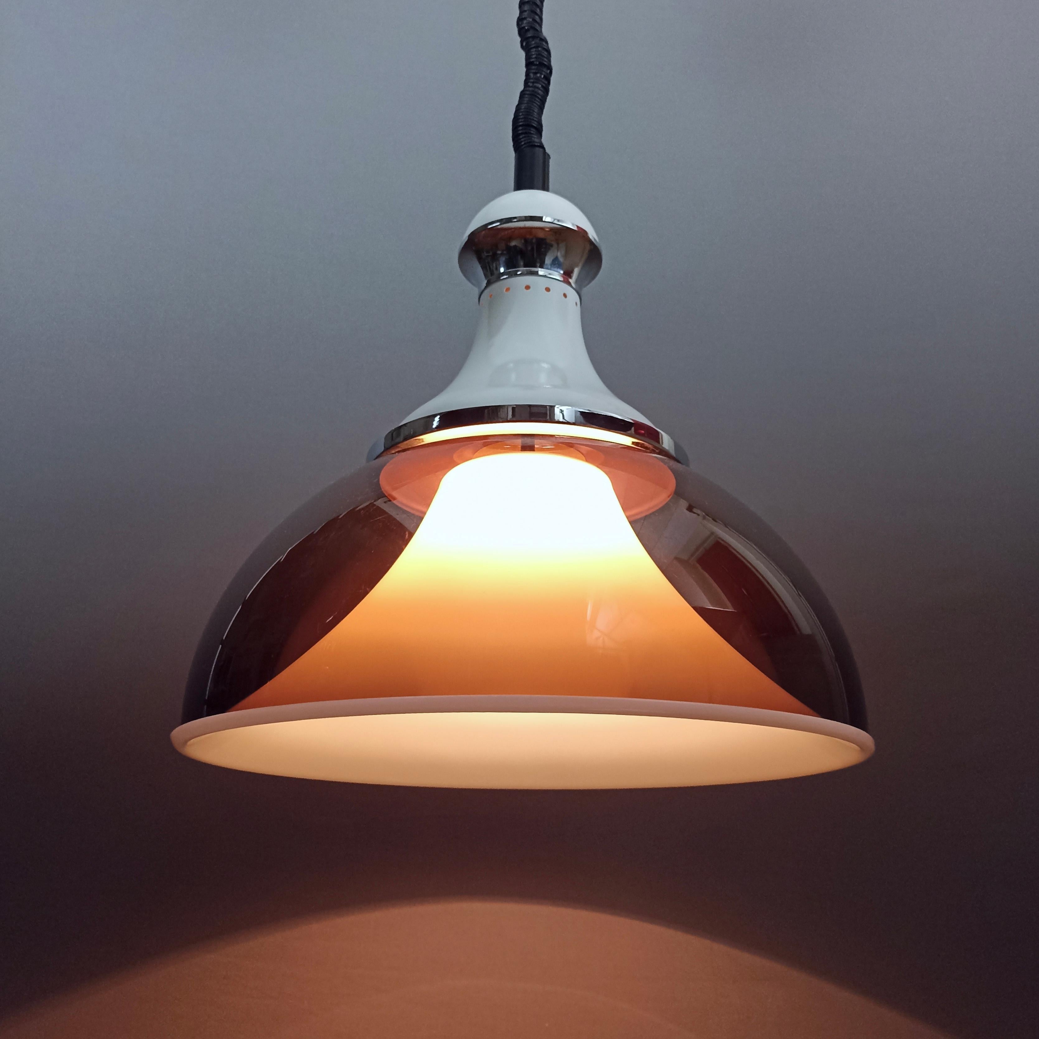 Lampe à suspension italienne en acrylique bicolore attribuée à Stilux-Milano des années 1960 en vente 1