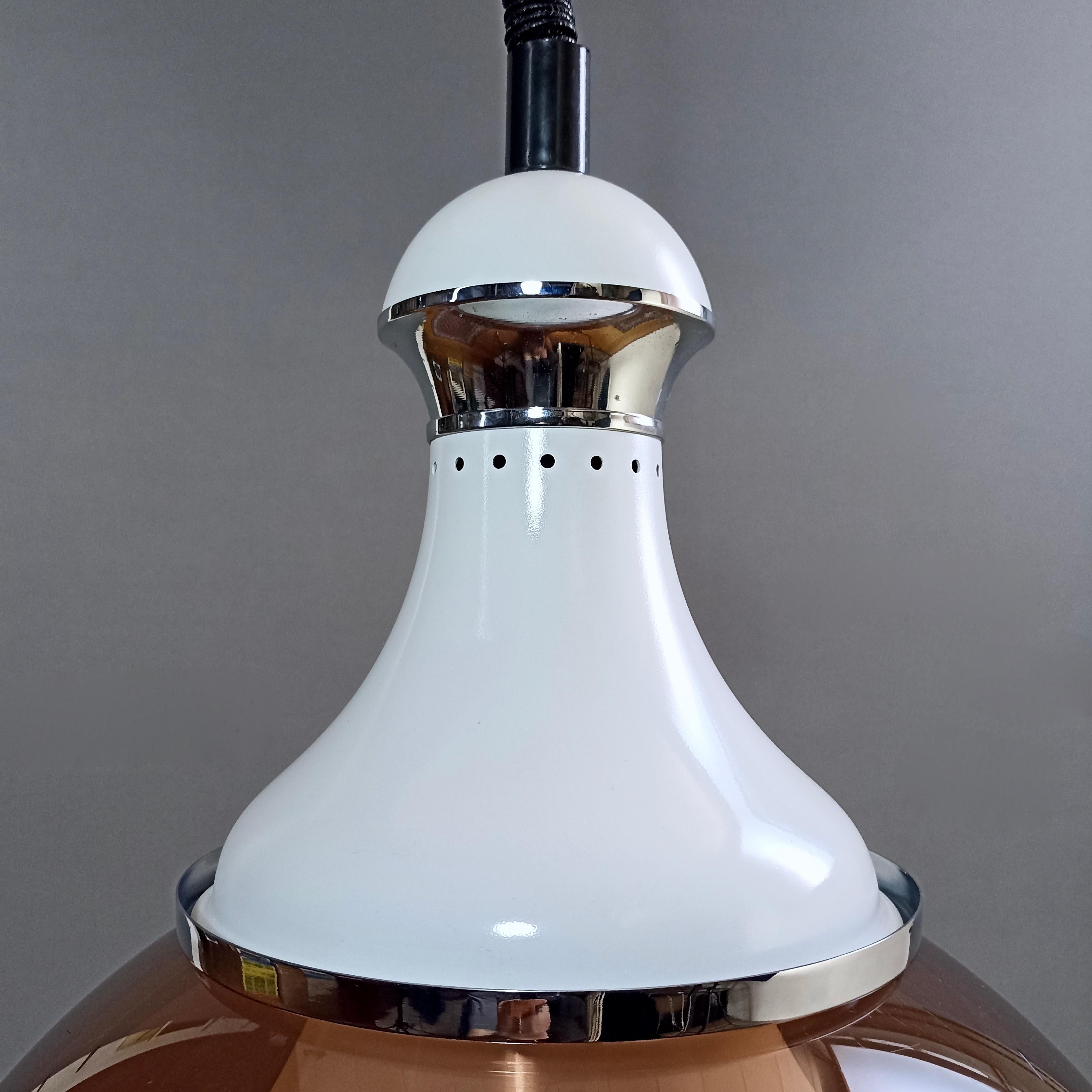 Lampe à suspension italienne en acrylique bicolore attribuée à Stilux-Milano des années 1960 en vente 2