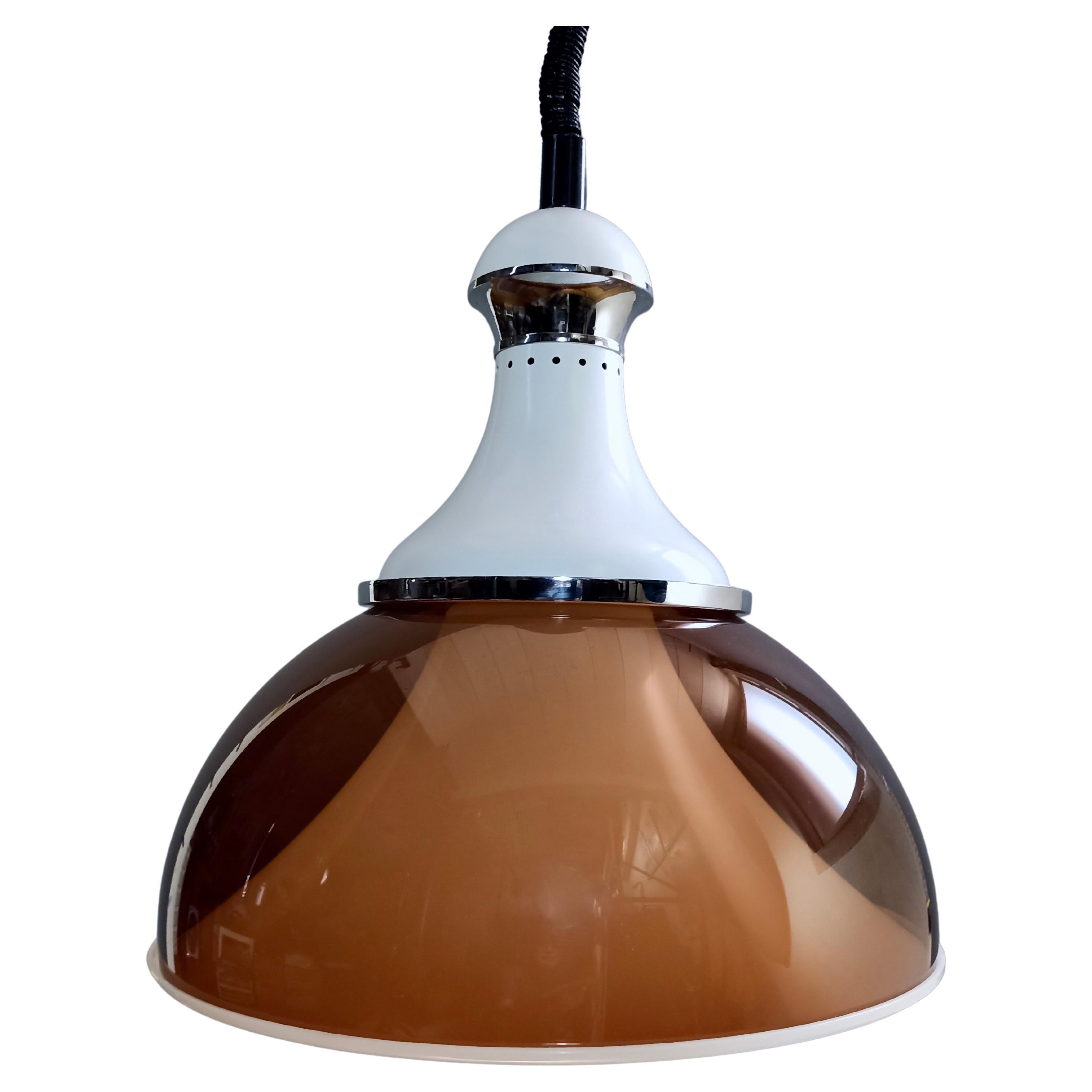 Lampe à suspension italienne en acrylique bicolore attribuée à Stilux-Milano des années 1960 en vente