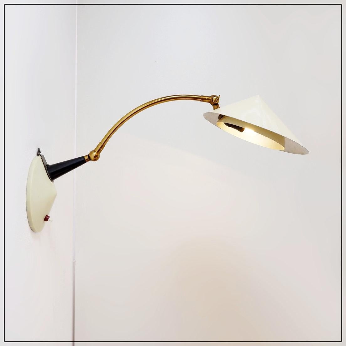 Stilux Milano Tisch- oder Wandleuchte in cremeweißem Lack mit Messingdetails
Mitte des Jahrhunderts, Moderne Italien, Vintage
Seltene, cremefarben lackierte Schreibtischlampe (auch als Wandlampe verwendbar) in gutem Vintage-Zustand, mit einigen