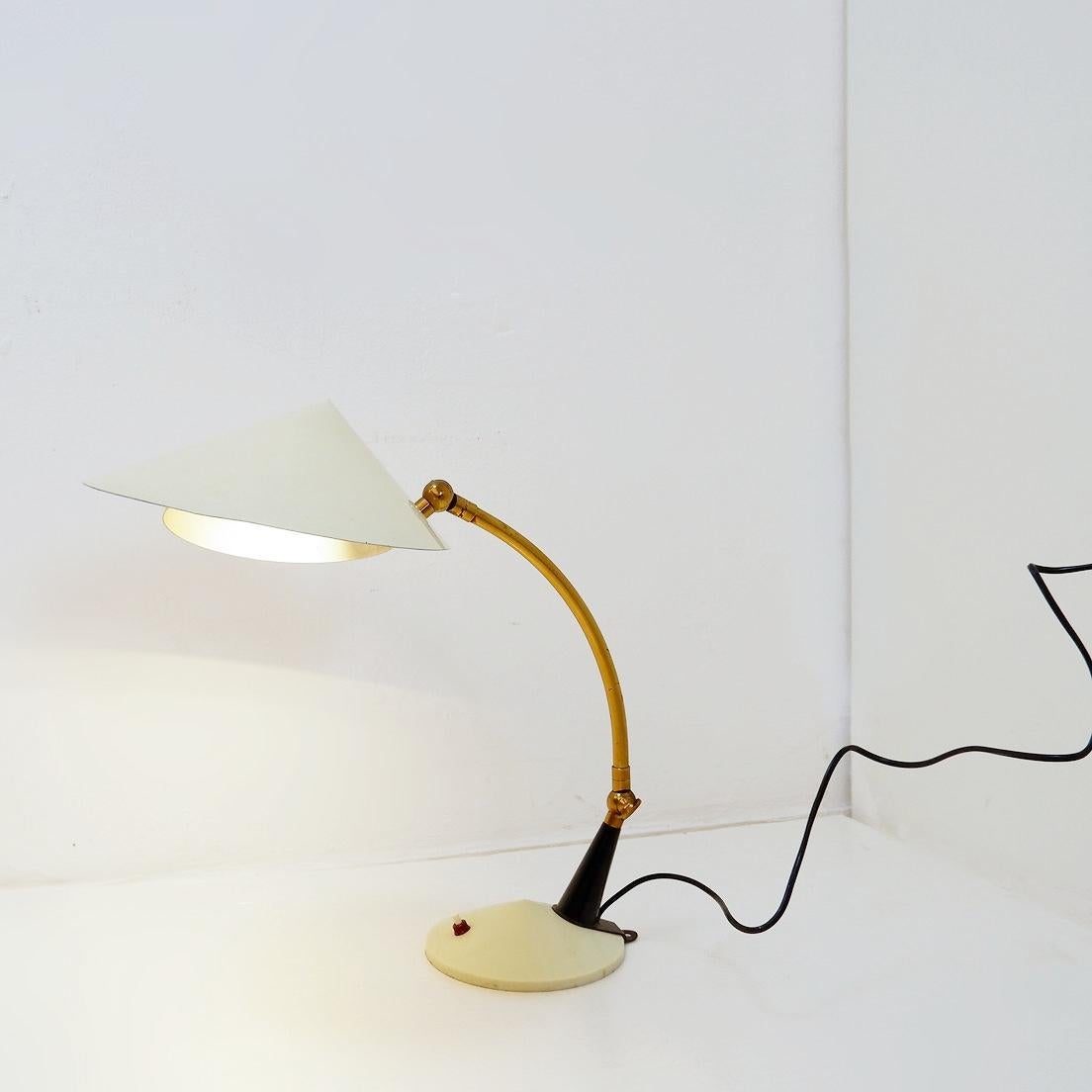 Stilux Milano Tisch- oder Wandleuchte in cremeweißem Lack mit Messingdetails (Moderne der Mitte des Jahrhunderts) im Angebot