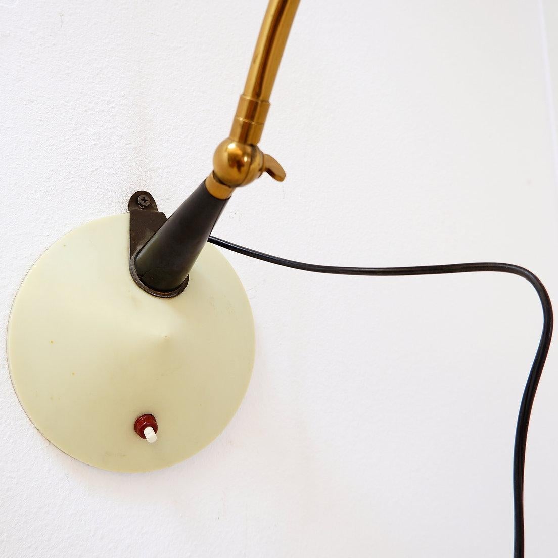 Stilux Milano Tisch- oder Wandleuchte in cremeweißem Lack mit Messingdetails (Metall) im Angebot