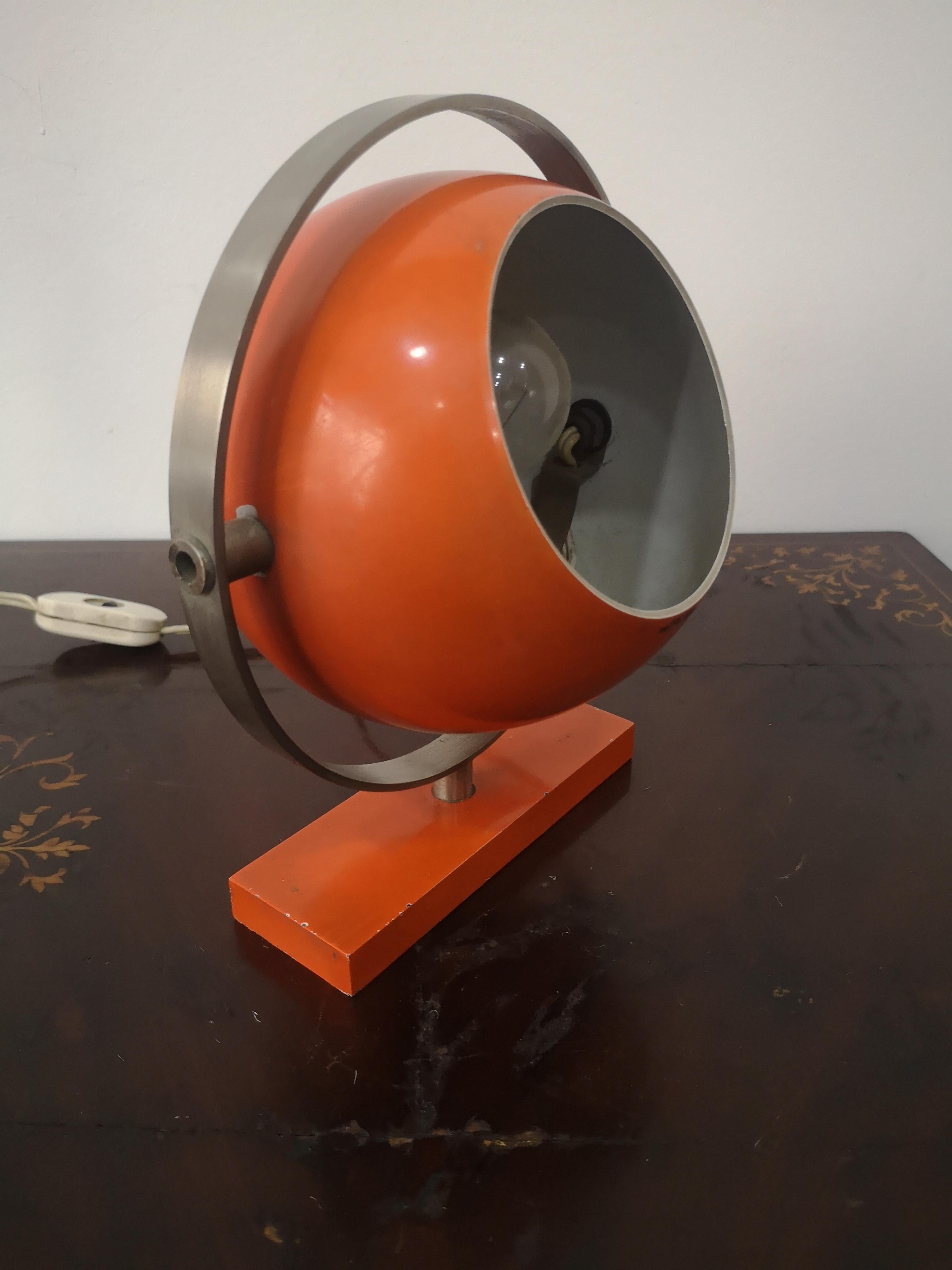 Table lamp by Stilux Milano, Saba model
in original orange lacquered aluminum from the 1960s
Stilux brand as shown in the photo

The lamp measures
Width 20 cm
Depth 18 cm
Height 23 cm

Working electrical system