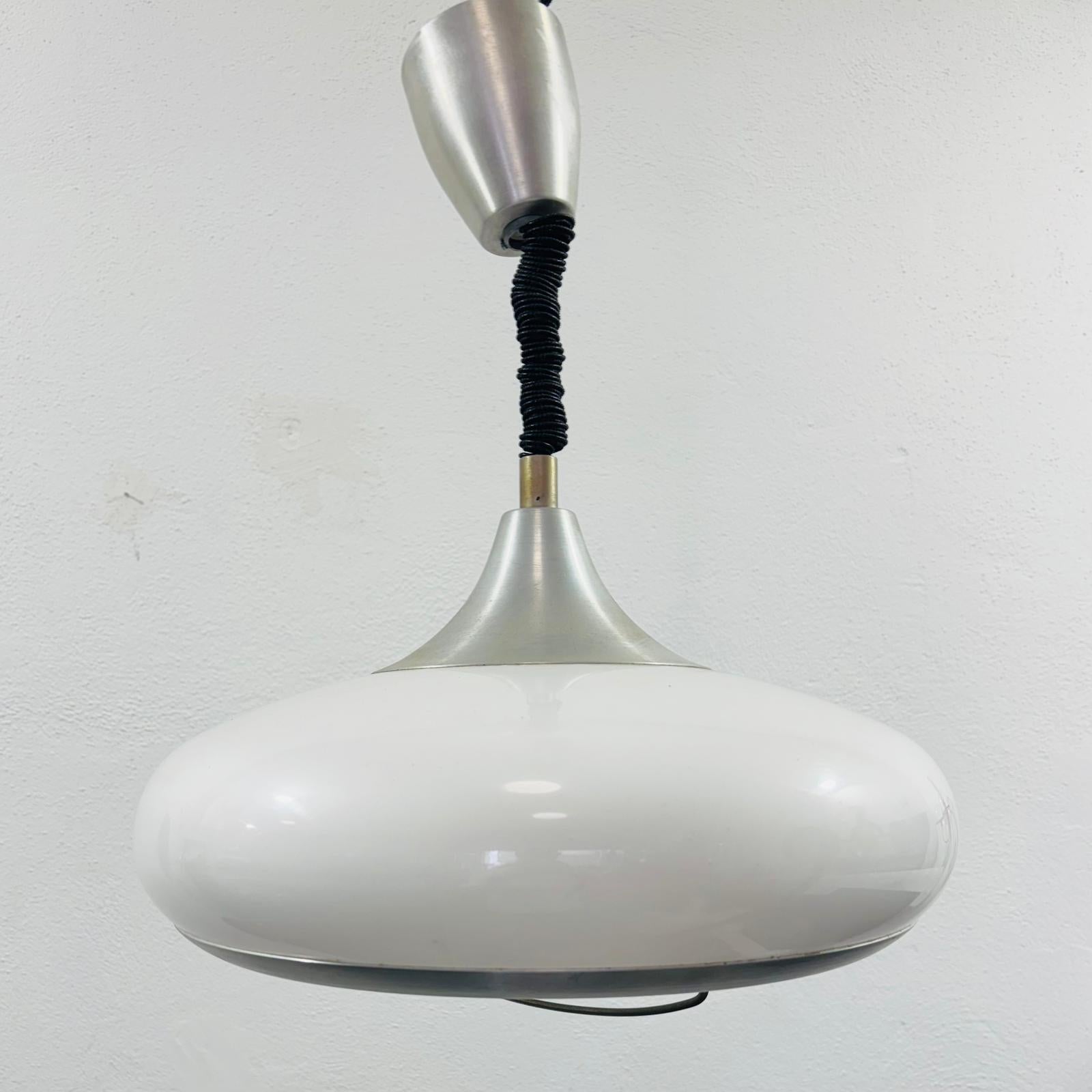 Stilux Milano Lampada a sospensione Space Age 1970’s.


Struttura in acciaio e plexiglass, L’articolo è in buone condizioni conservative, non vi è alcun difetto estetico o strutturale importante da segnalare, solo lievi ed ovvi segni del tempo