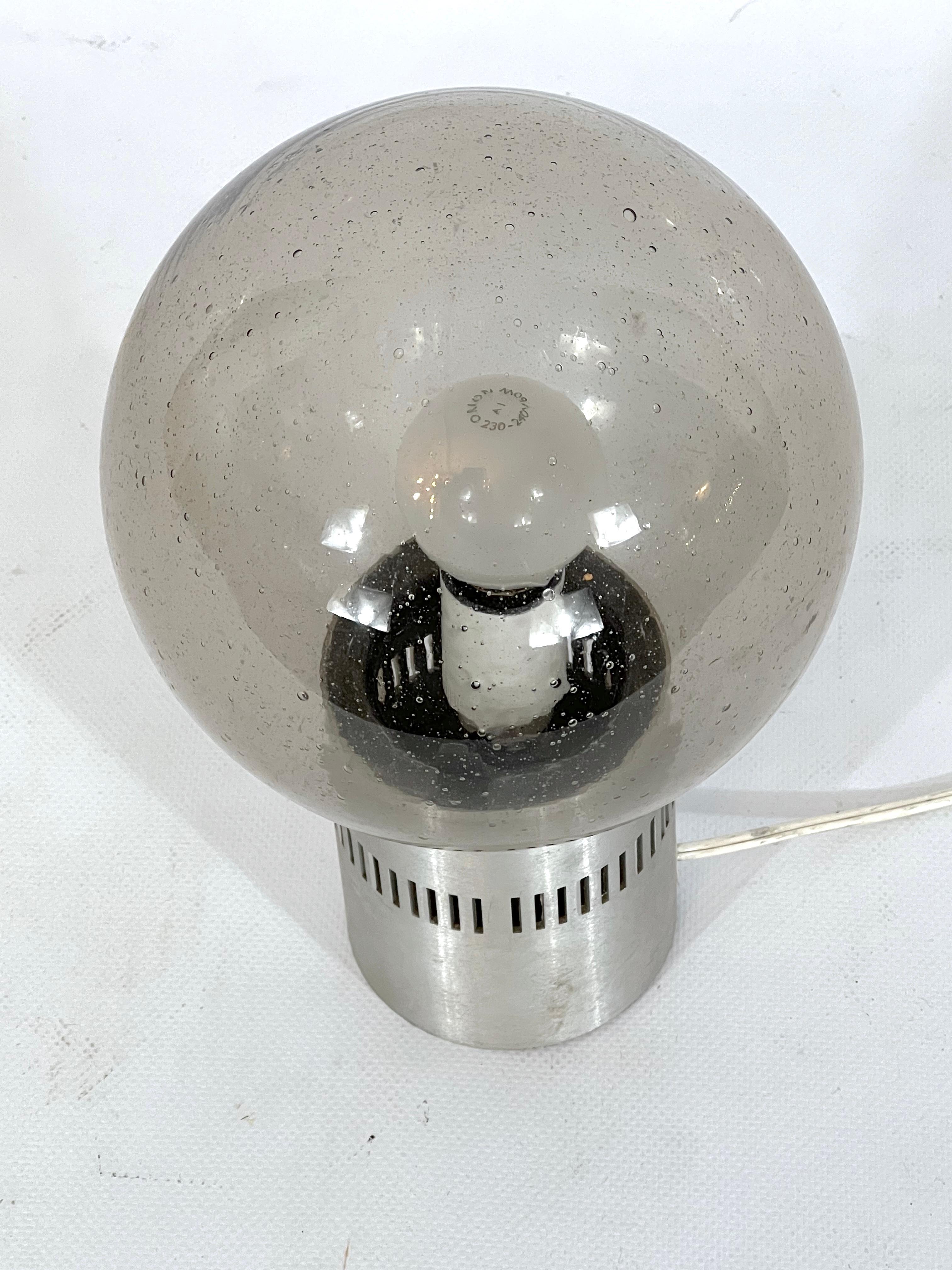 Stilux Milano, Mid-century aluminum and bullicante glass table lamp In Good Condition For Sale In Catania, CT