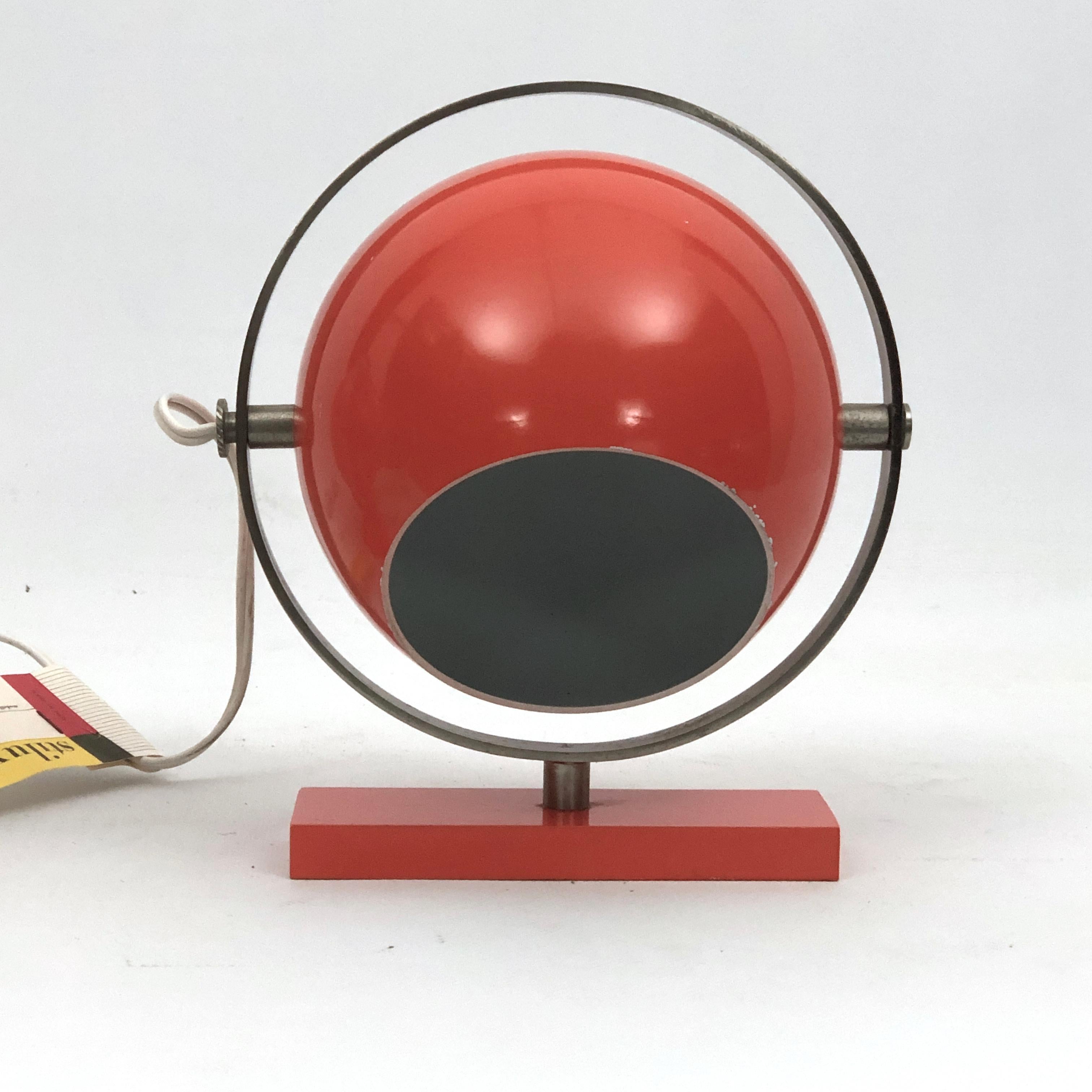 Aluminium Stilux Milano Modèle Saba, Rare lampes de table Globe Orange des années 60. Ensemble de deux en vente