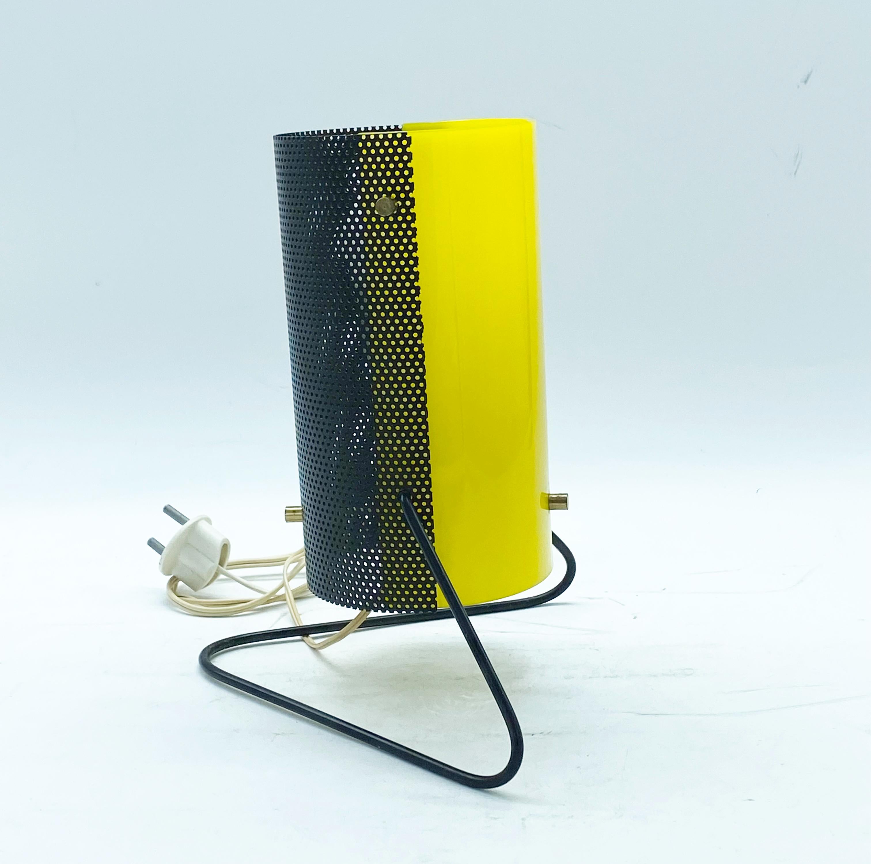 italien Lampe de table en métal perforé Stilux Milano, Italie, années 1960 en vente