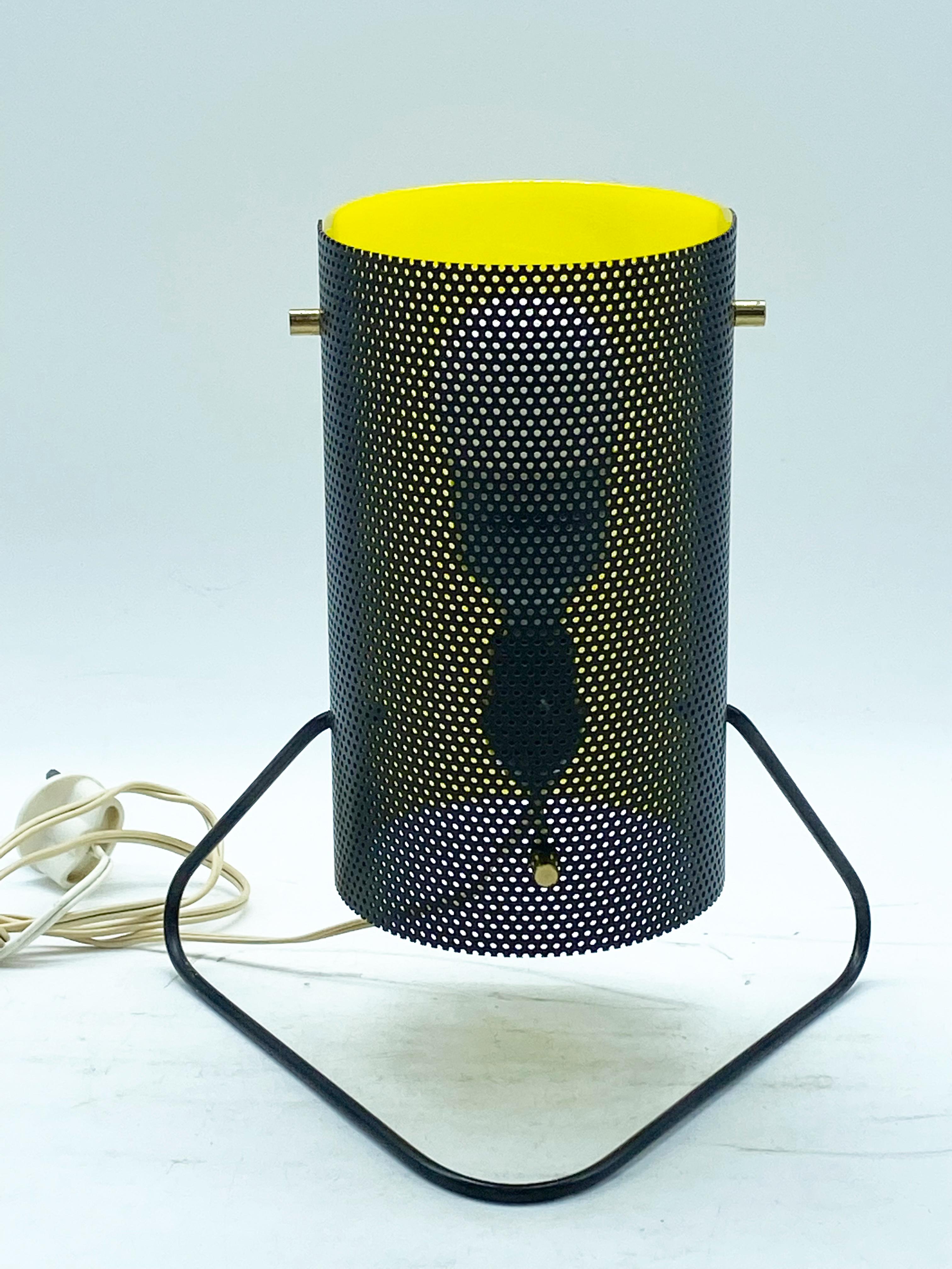 Milieu du XXe siècle Lampe de table en métal perforé Stilux Milano, Italie, années 1960 en vente