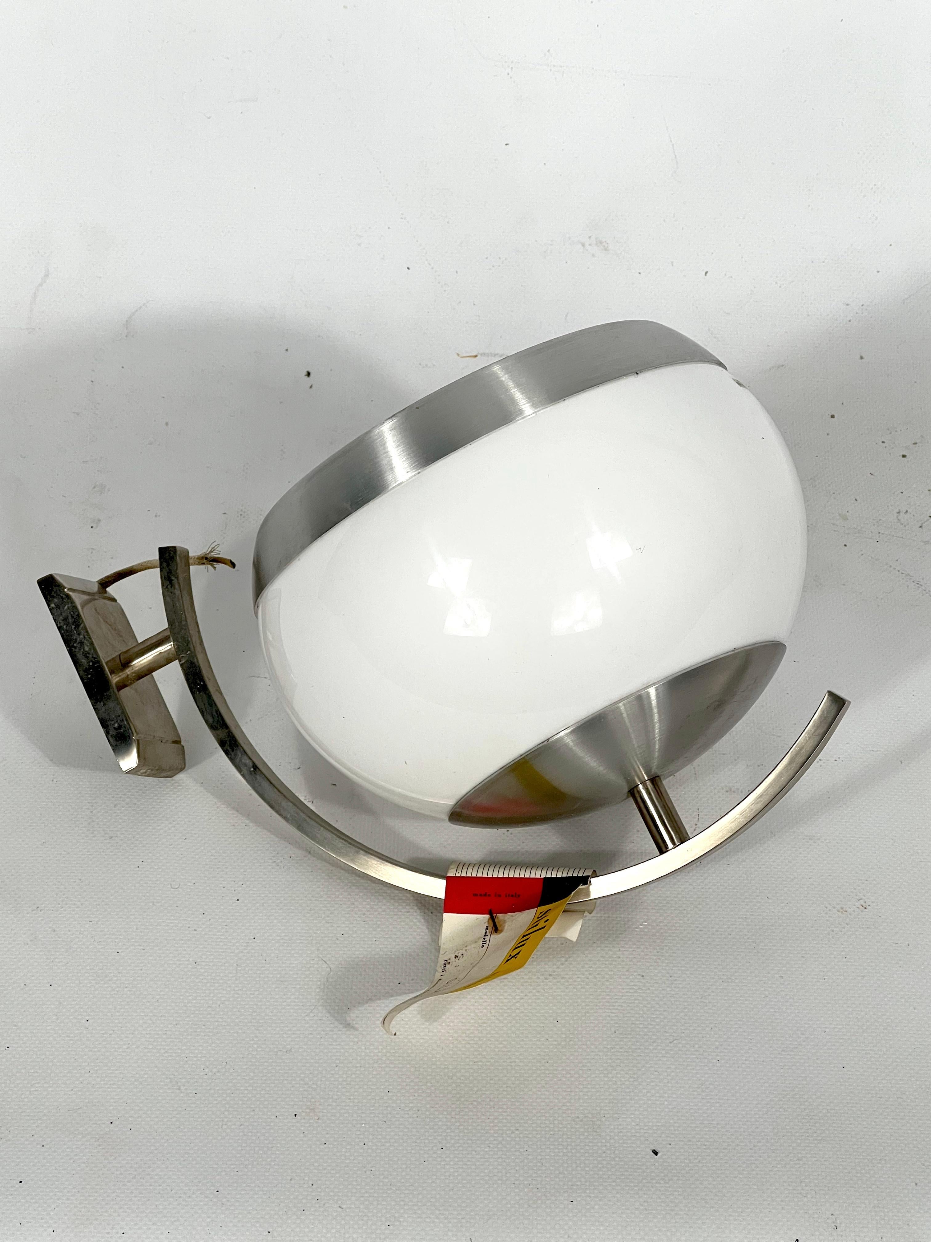Excellent original condition with normal trace of age for this single sconce produced in Italy during the 60s by Stilux Milano. Made of aluminum and perspex.
 