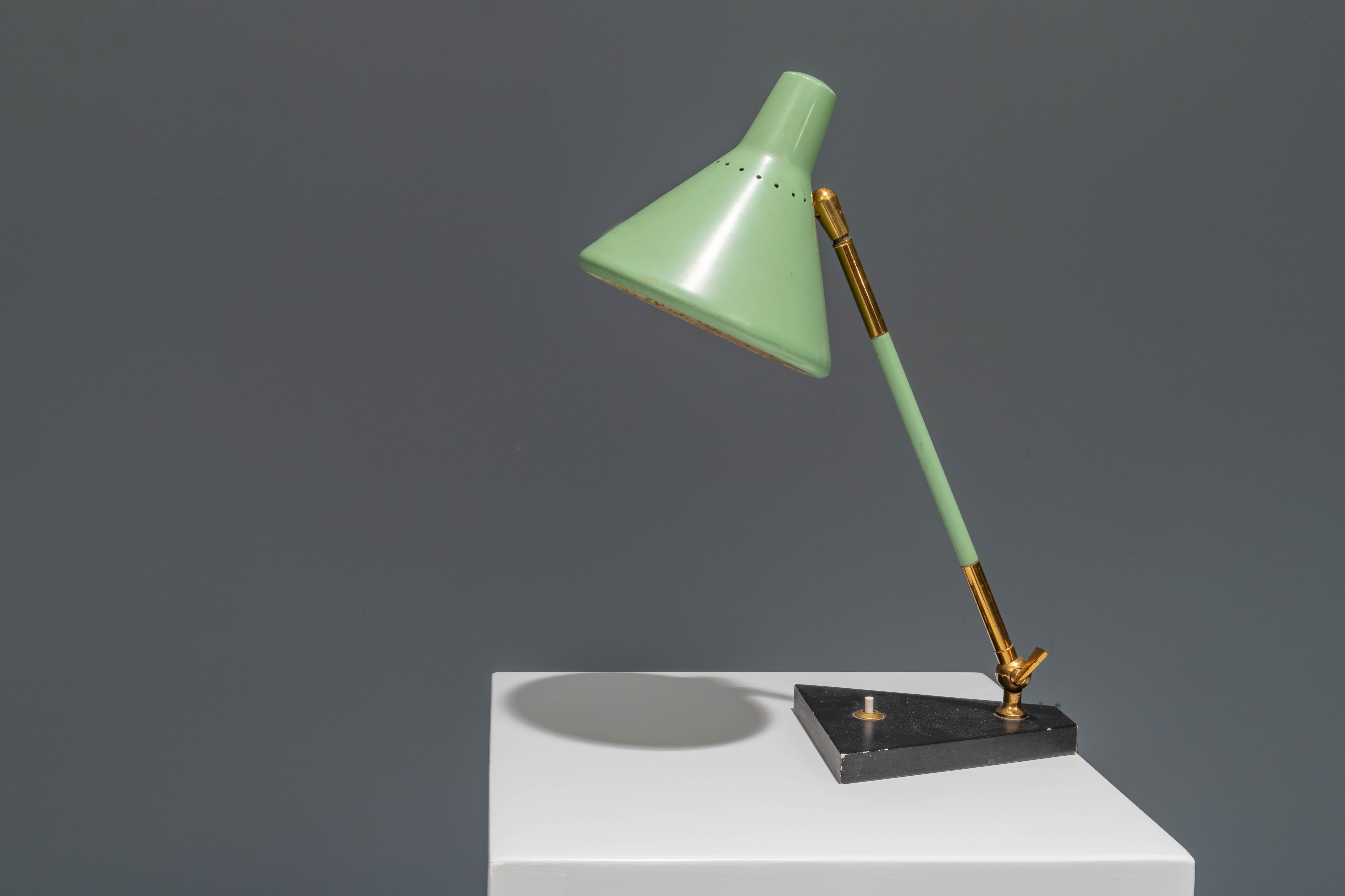 A well balanced choice of materials and great attention to detail. Striking are the famous Stilux holes in the lampshade and the beautiful shiny gold-colored adjustment knobs. All is in good condition. The desk lamp is adjustable at the painted