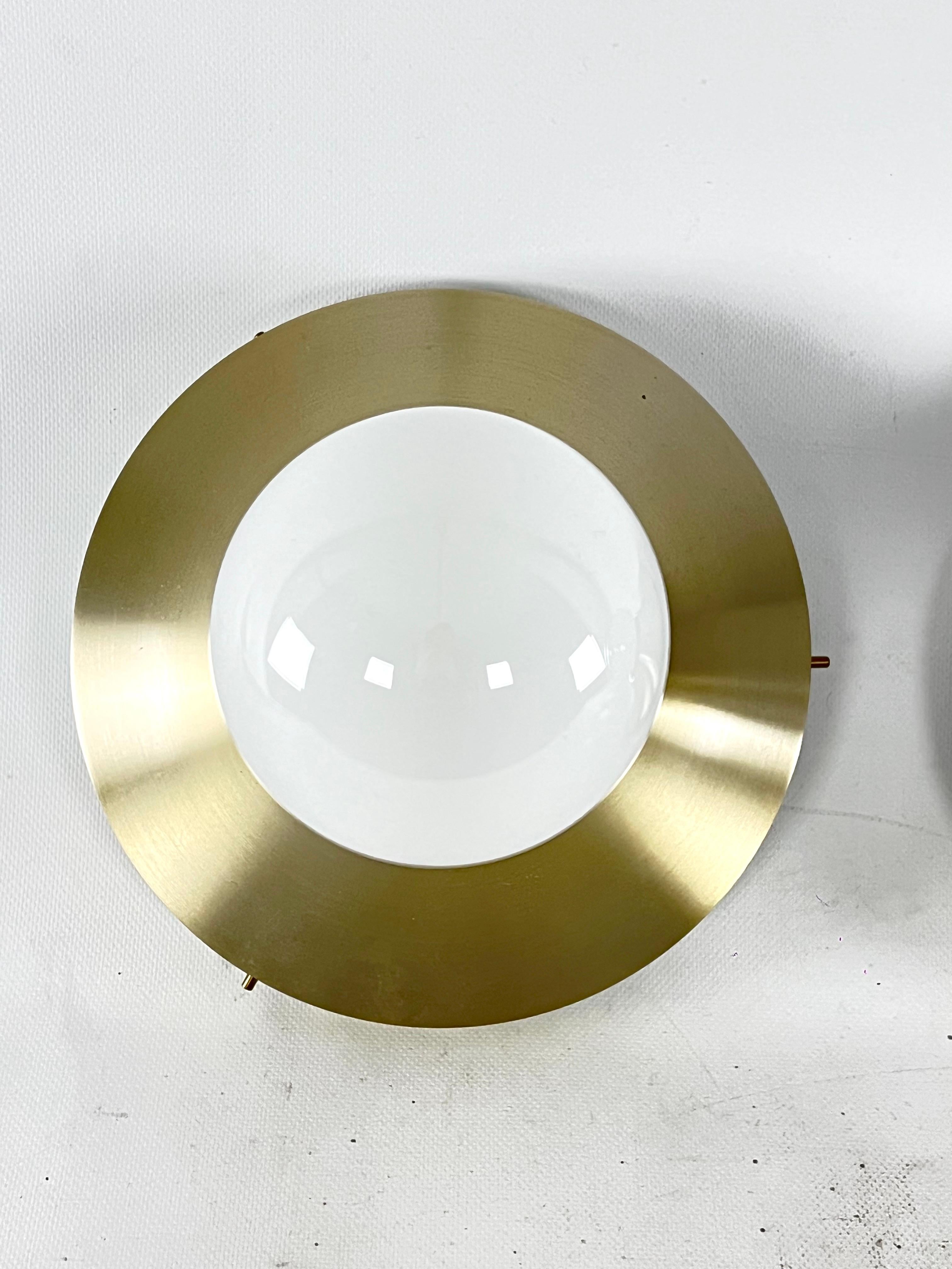 Stilux Milano, Vintage Round Gilded Aluminum Wall Lamps from 1960s. Set of 2 In Good Condition For Sale In Catania, CT