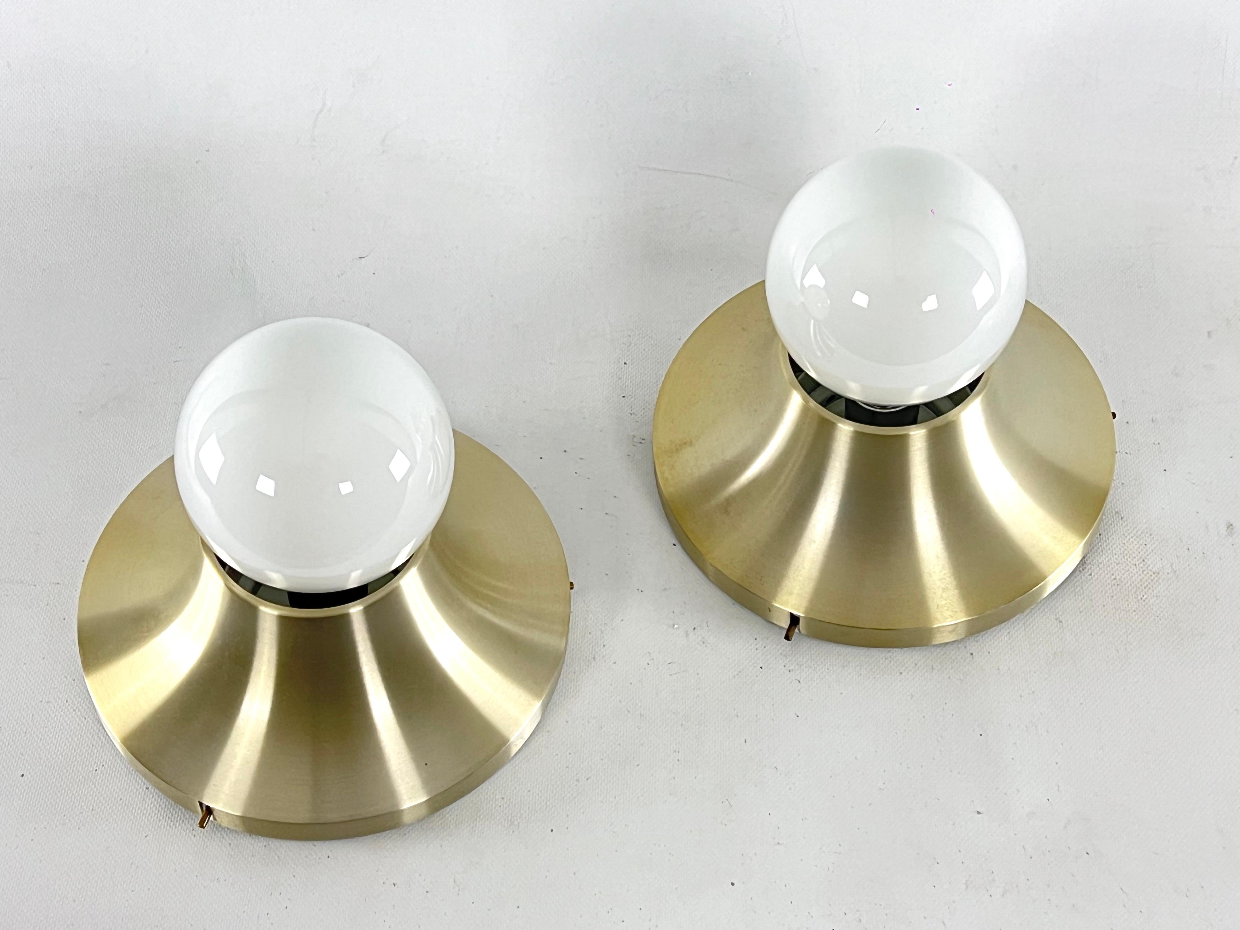 Stilux Milano, Vintage Round Gilded Aluminum Wall Lamps from 1960s. Set of 2 For Sale 3
