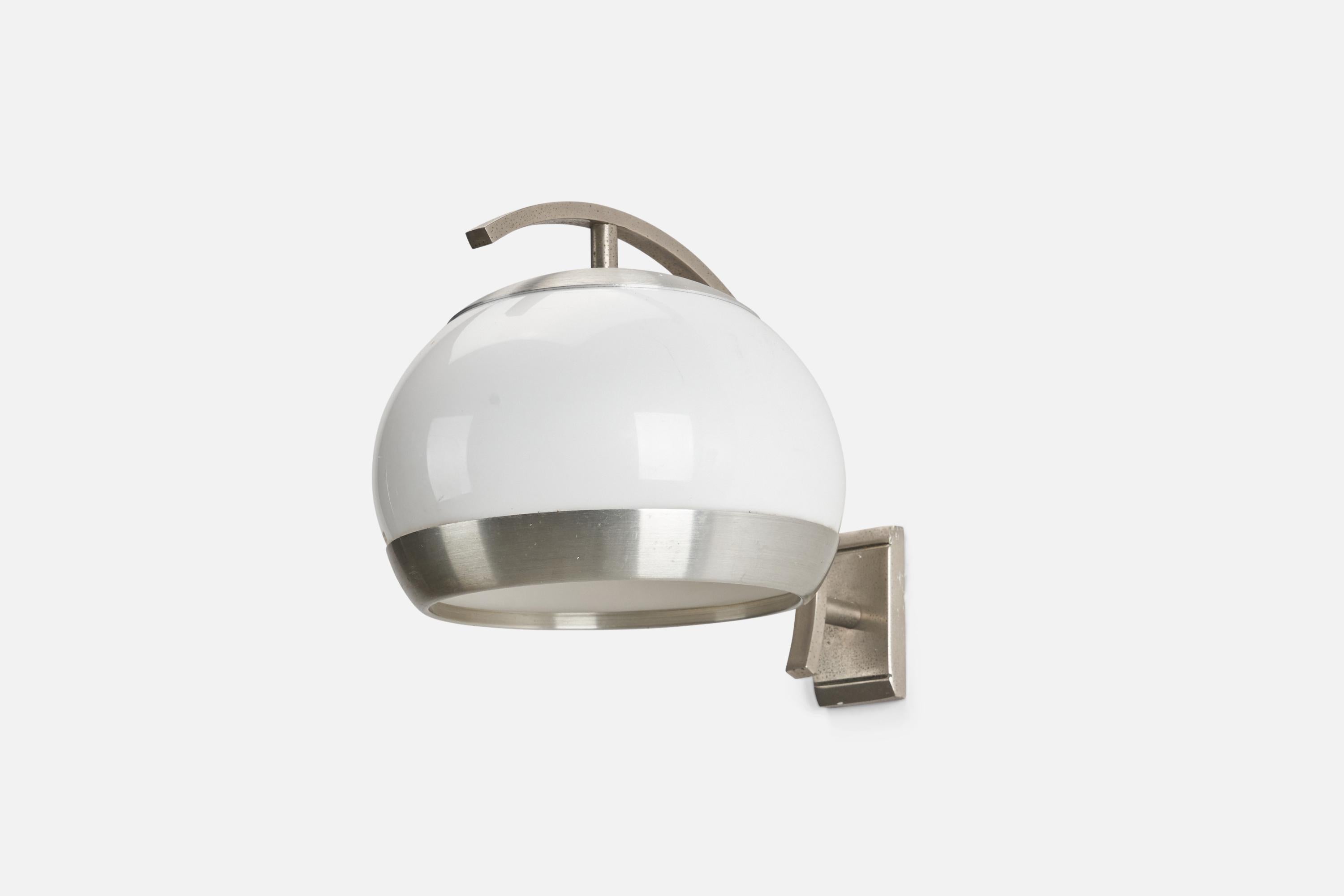 italien Lampe murale Stilux Milano, acrylique, laiton nickelé, Italie, années 1960 en vente