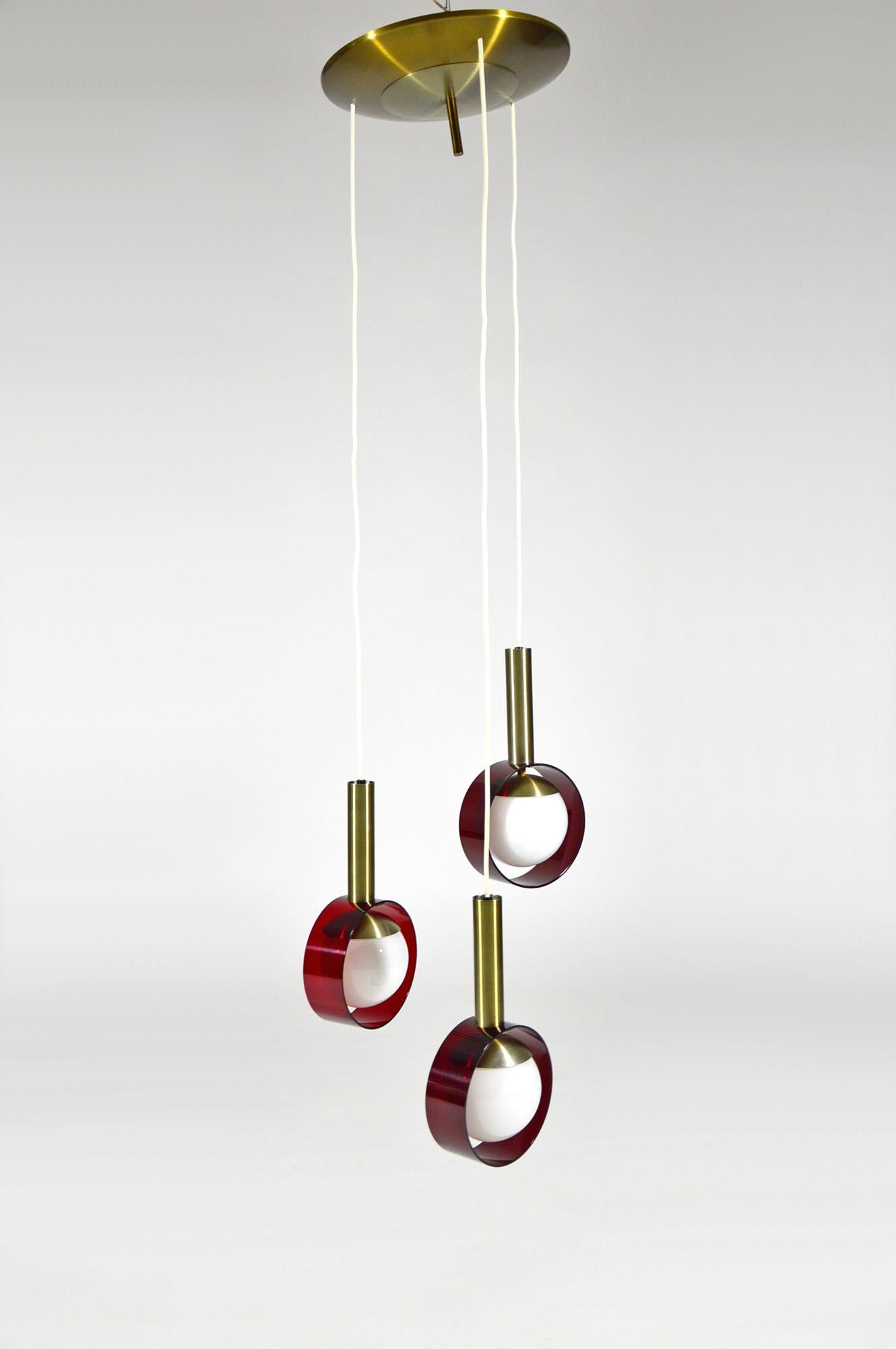 A cascade chandelier with three pendants manufactured in Italy by Stilux, circa 1960.
Made of anodized aluminium, opaline glass globes and red Lucite rings.
The maximum height is 150 centimetres, but the wires can be easily shortened.